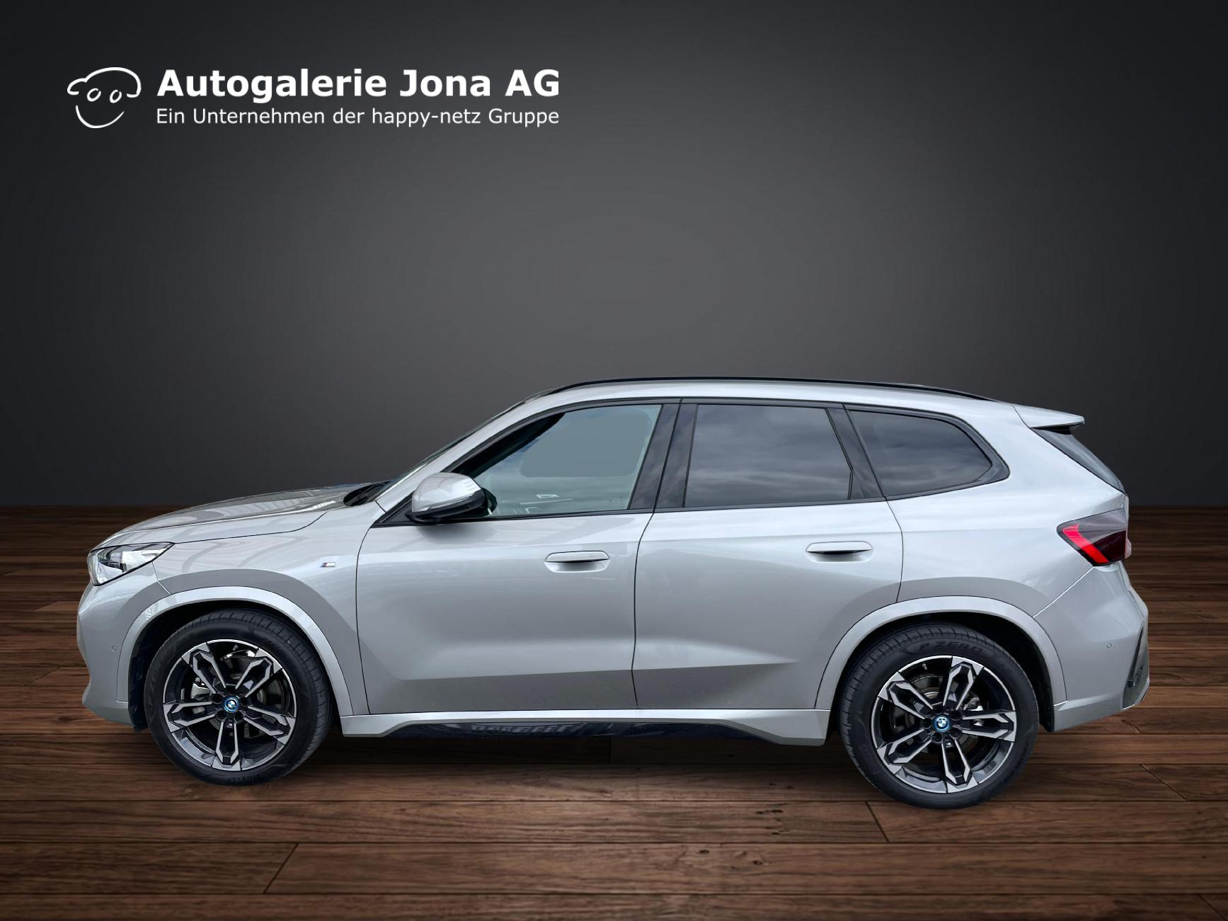 BMW iX1 30 xDrive-image-1