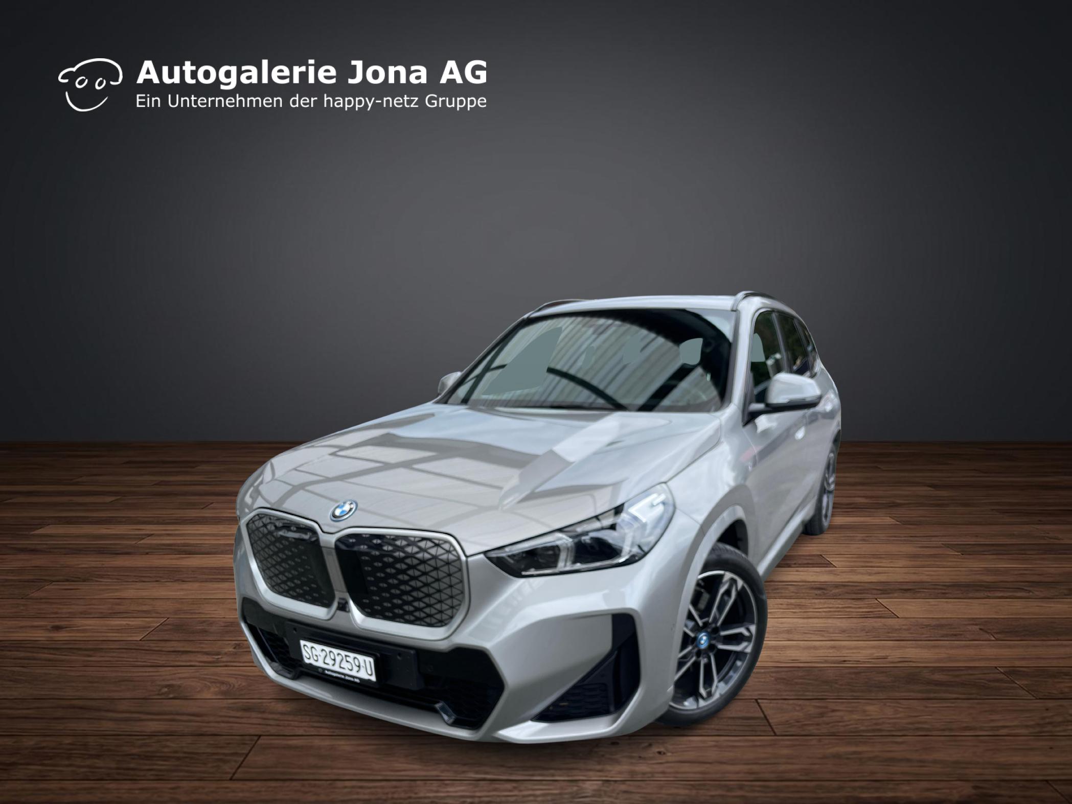 BMW iX1 30 xDrive — slika 1