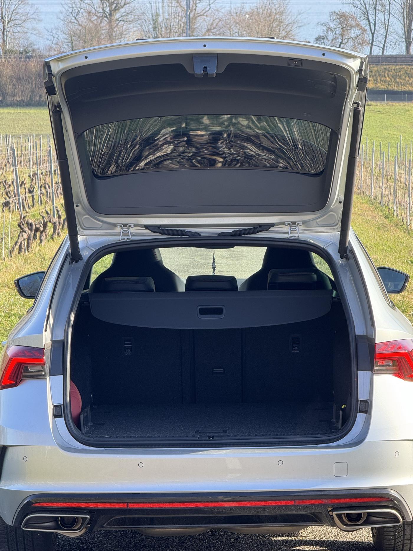 SKODA Octavia Combi 2.0 TSI DSG RS-image-4