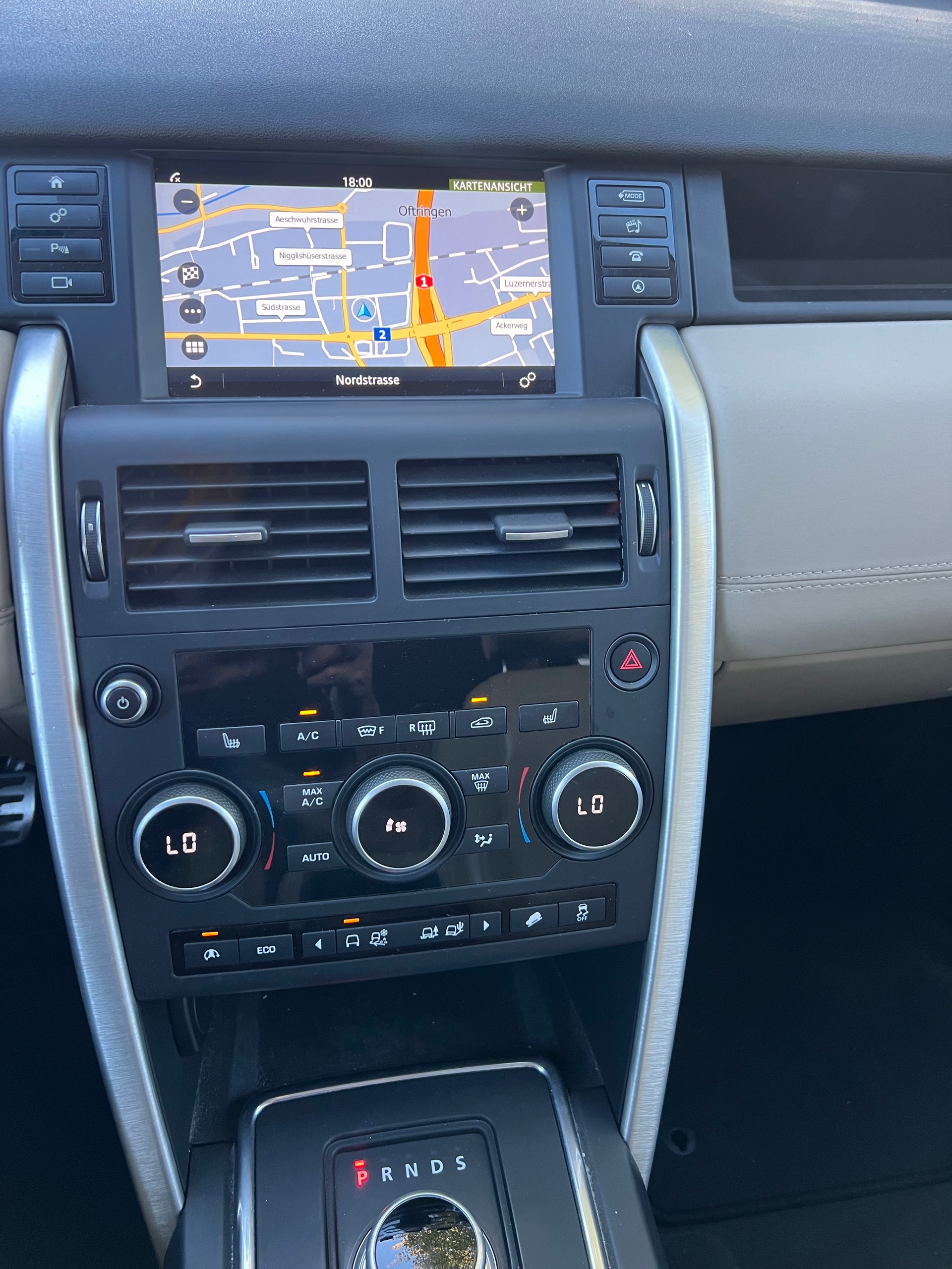 LAND ROVER Discovery Sport 2.0 TD4 HSE Luxury-image-8