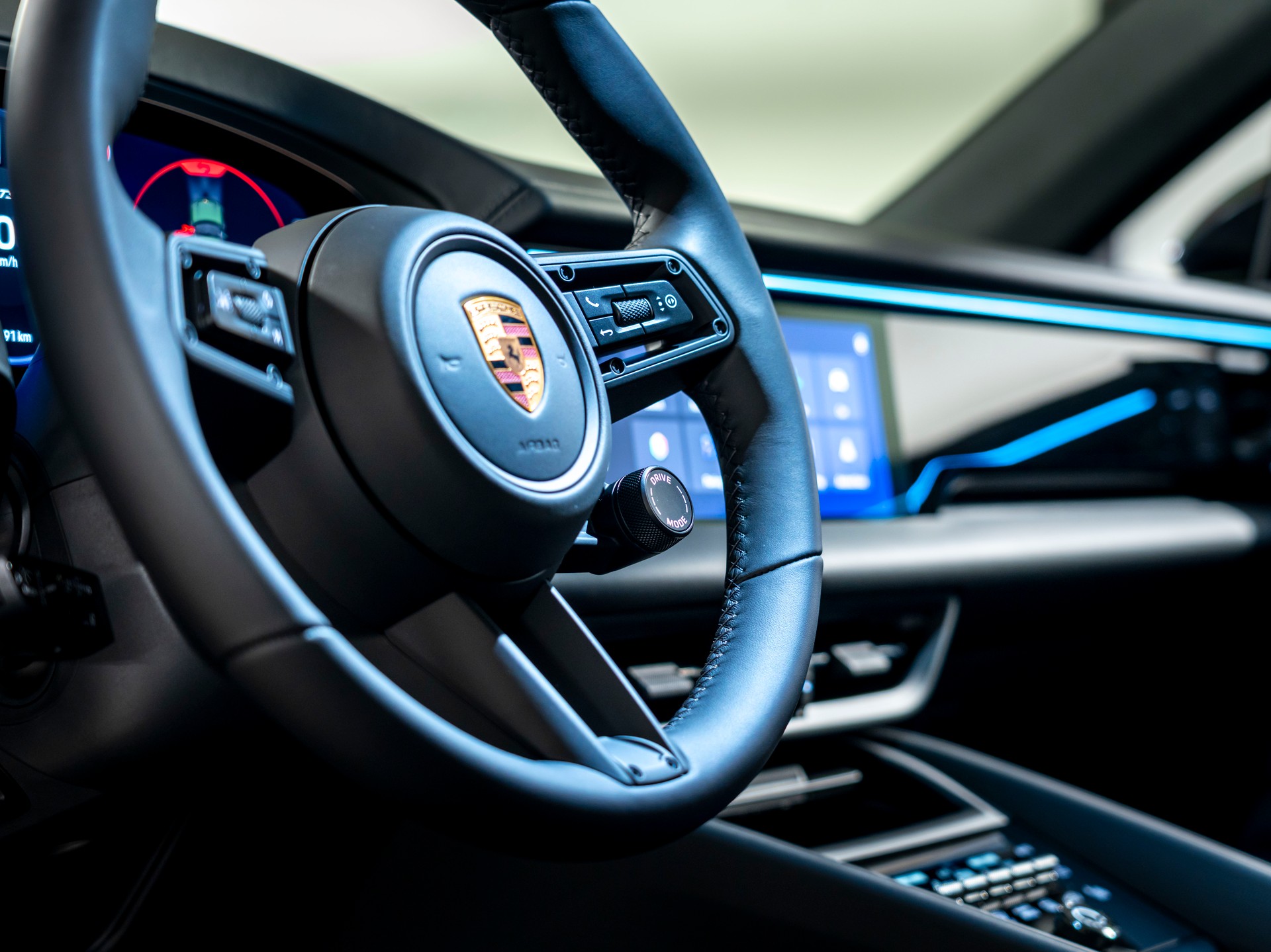 PORSCHE Macan 4 GTS 100kWh-image-9