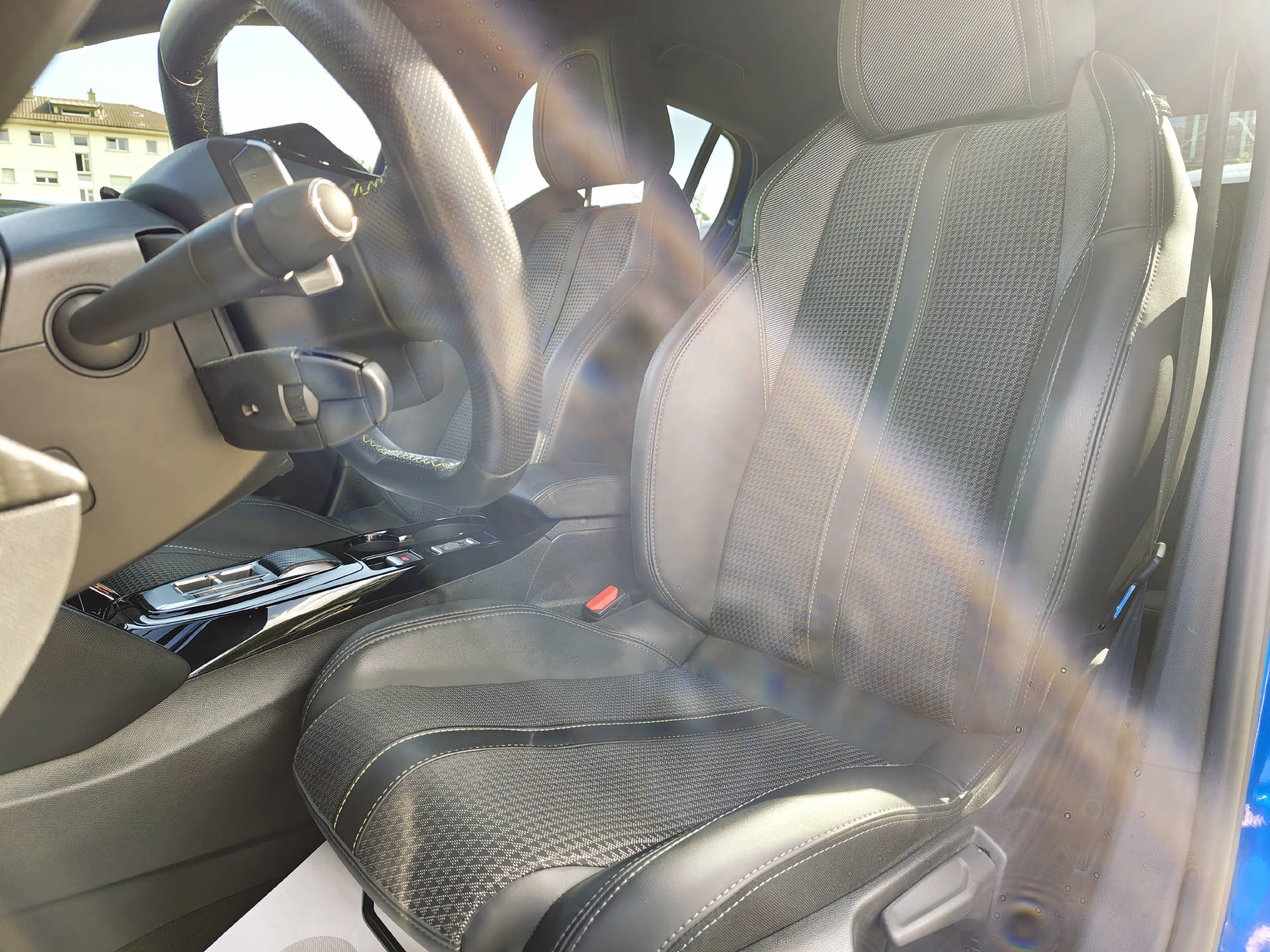 PEUGEOT 208 1.2 PureTech 130 GT-image-9