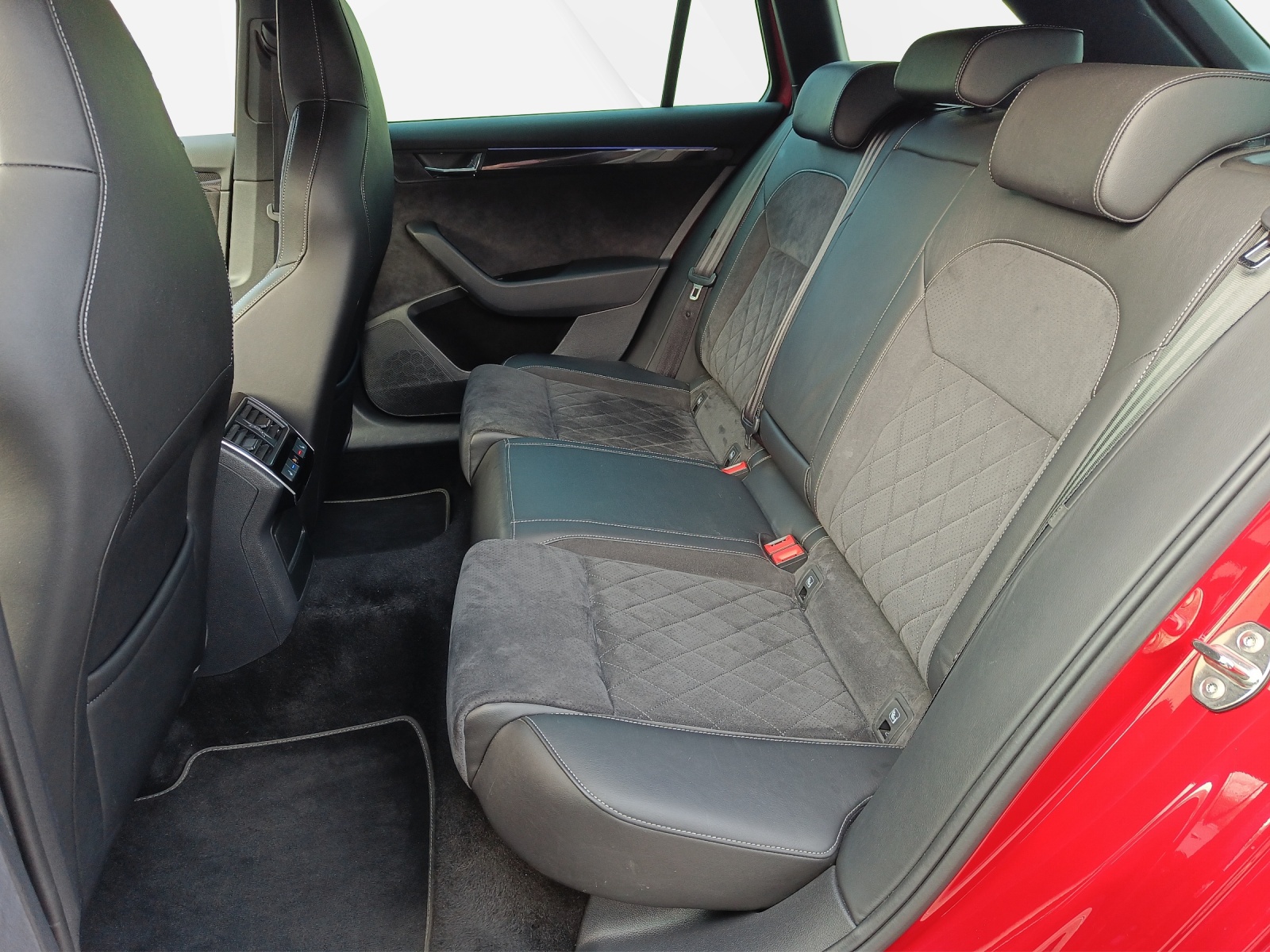 SKODA Superb Combi 2.0 TSI SportLine+ DSG 4x4-image-7