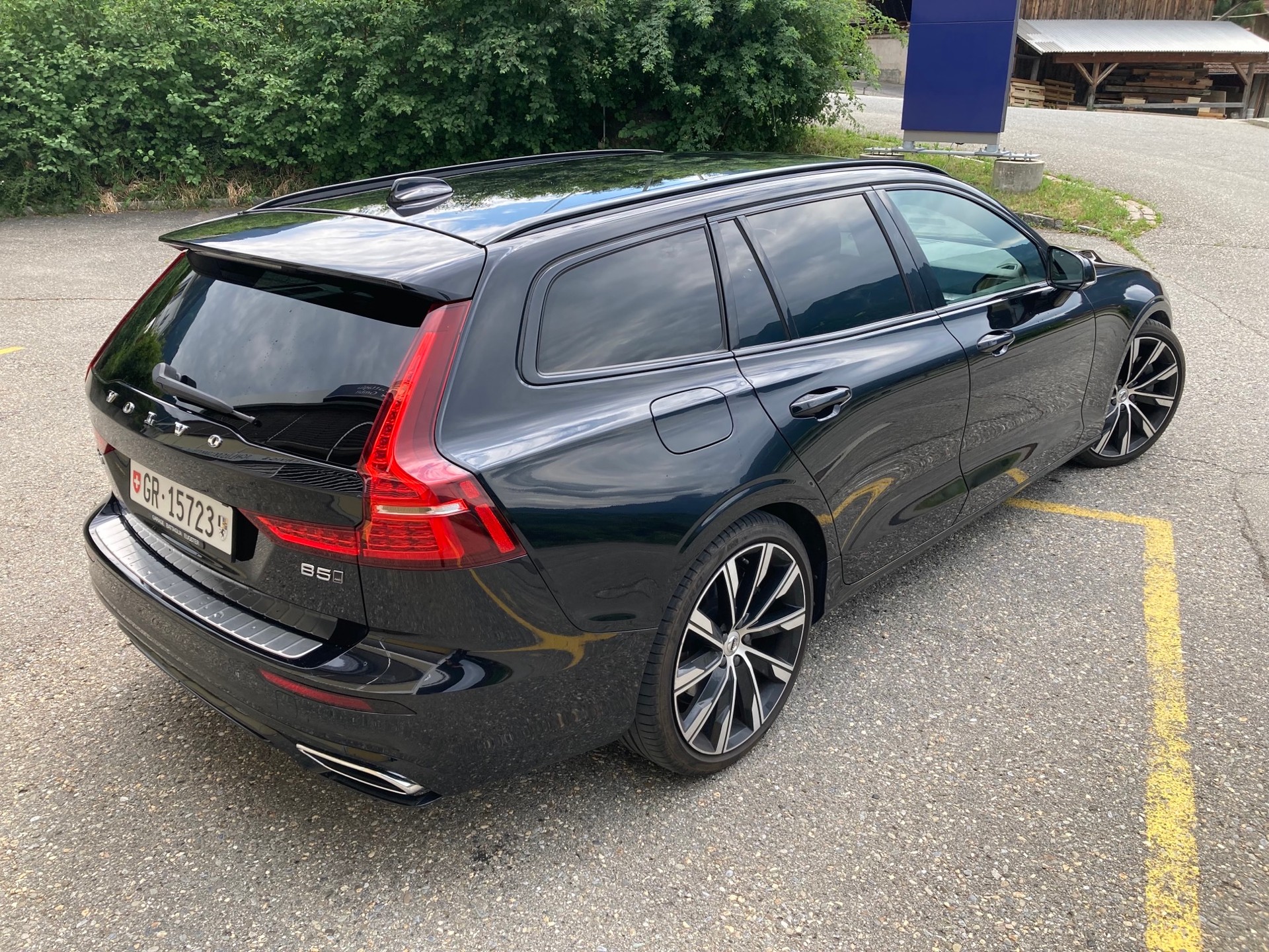 VOLVO V60 B5 Bezin Mild Hybrid AWD R-Design Geartronic-image-2
