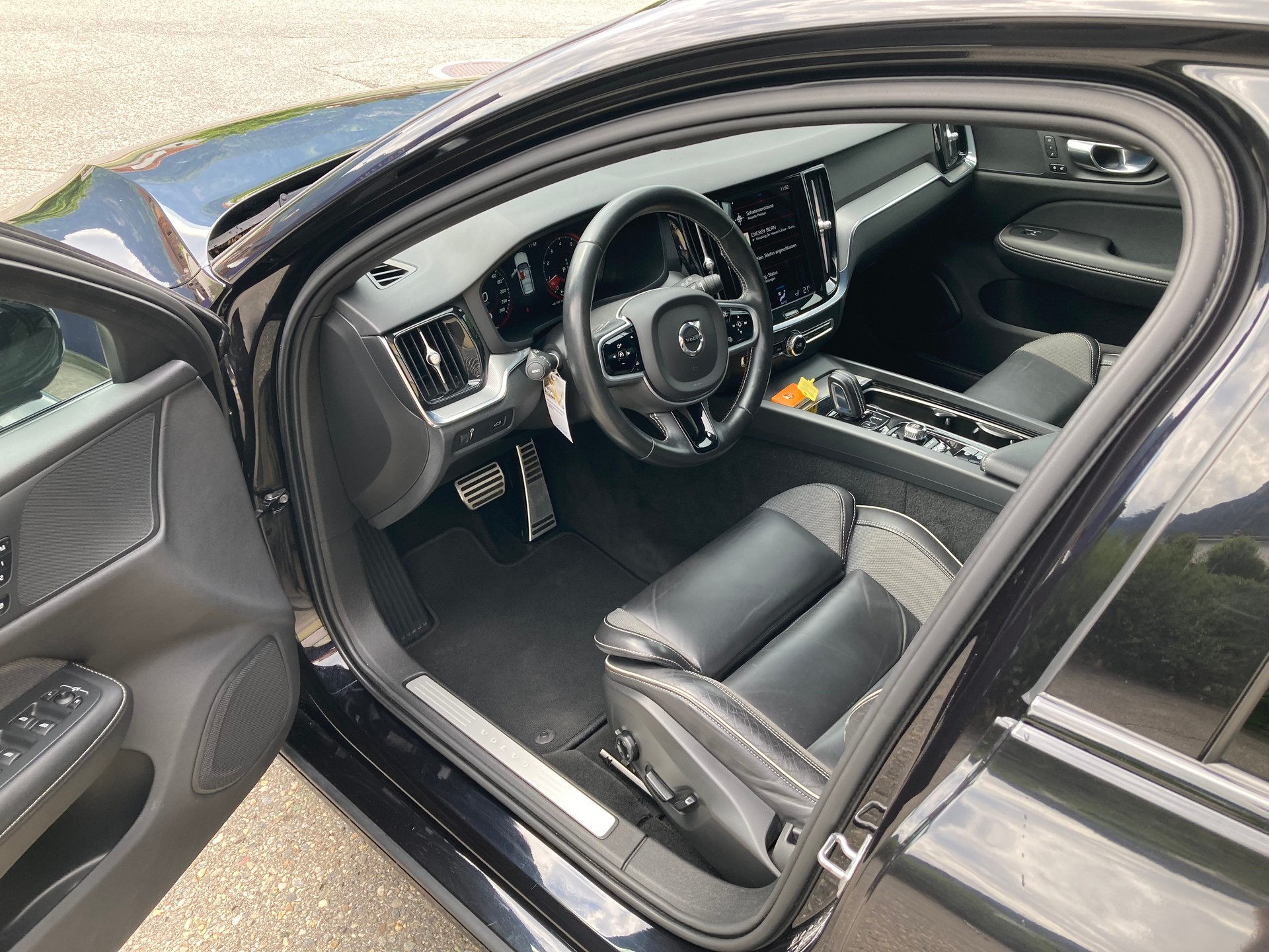 VOLVO V60 B5 Bezin Mild Hybrid AWD R-Design Geartronic-image-4