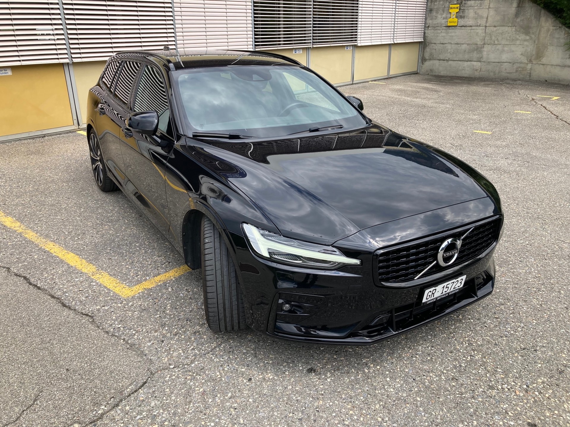 VOLVO V60 B5 Bezin Mild Hybrid AWD R-Design Geartronic-image-1