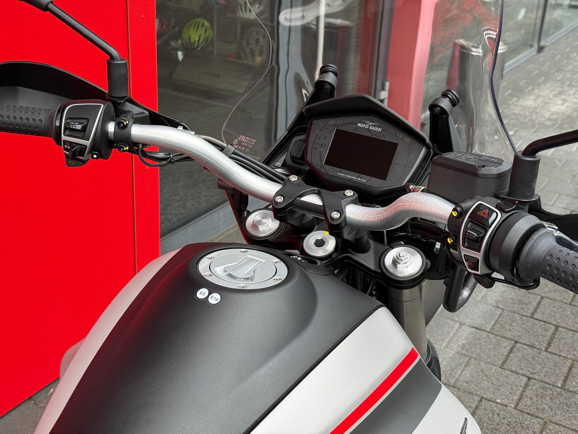 MOTO GUZZI V85 TT Travel Pack (35kW)-image-10