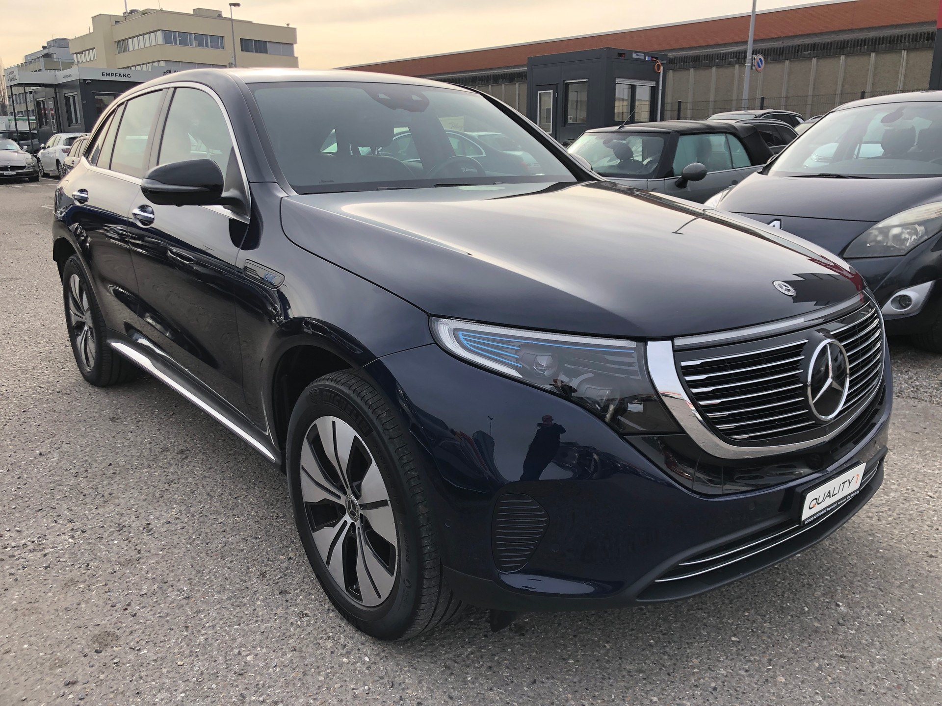 MERCEDES-BENZ EQC 400 4Matic EQ Star-showroom-element-2