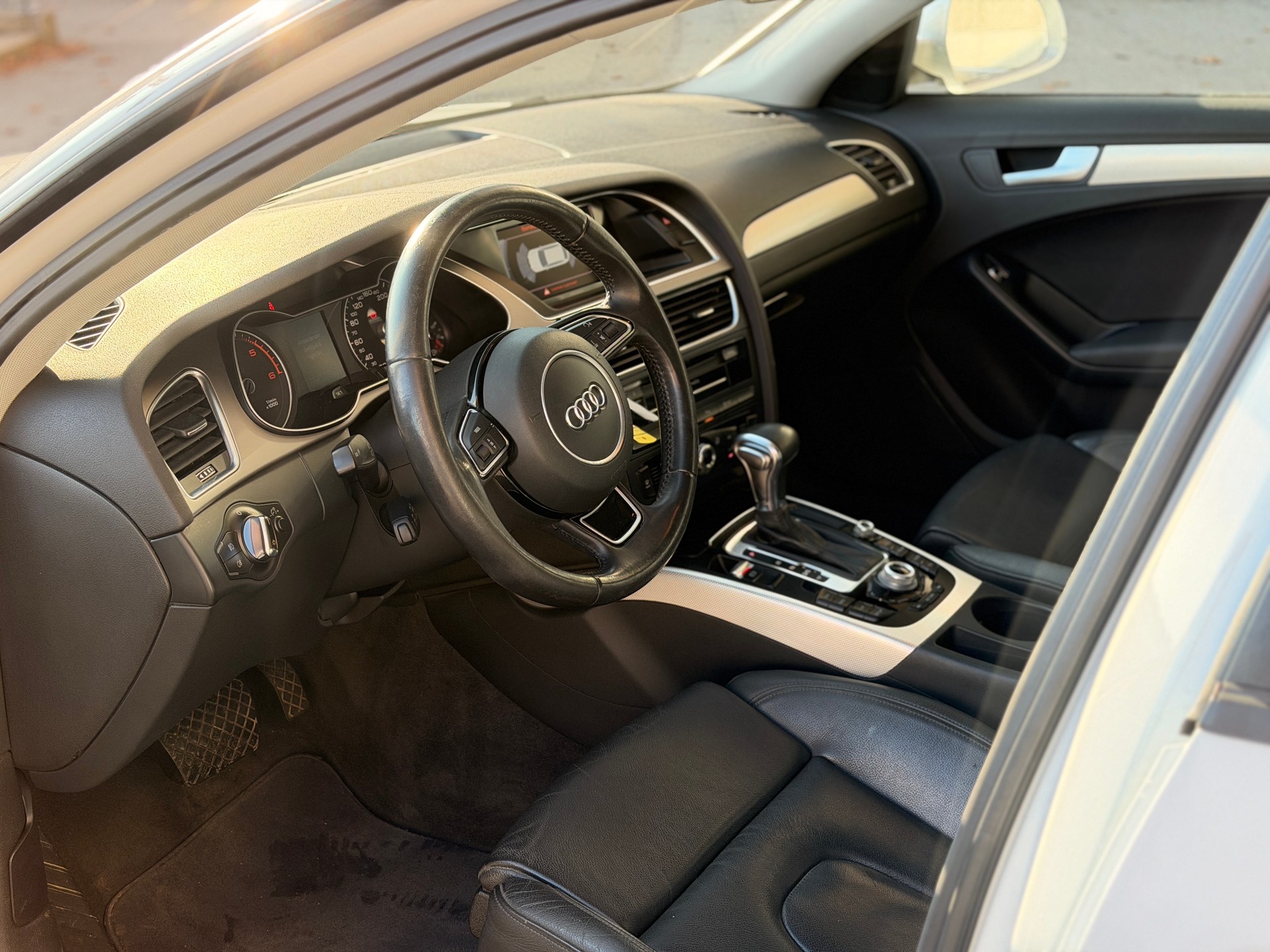 AUDI A4 Avant 2.0 TDI S-line-image-12