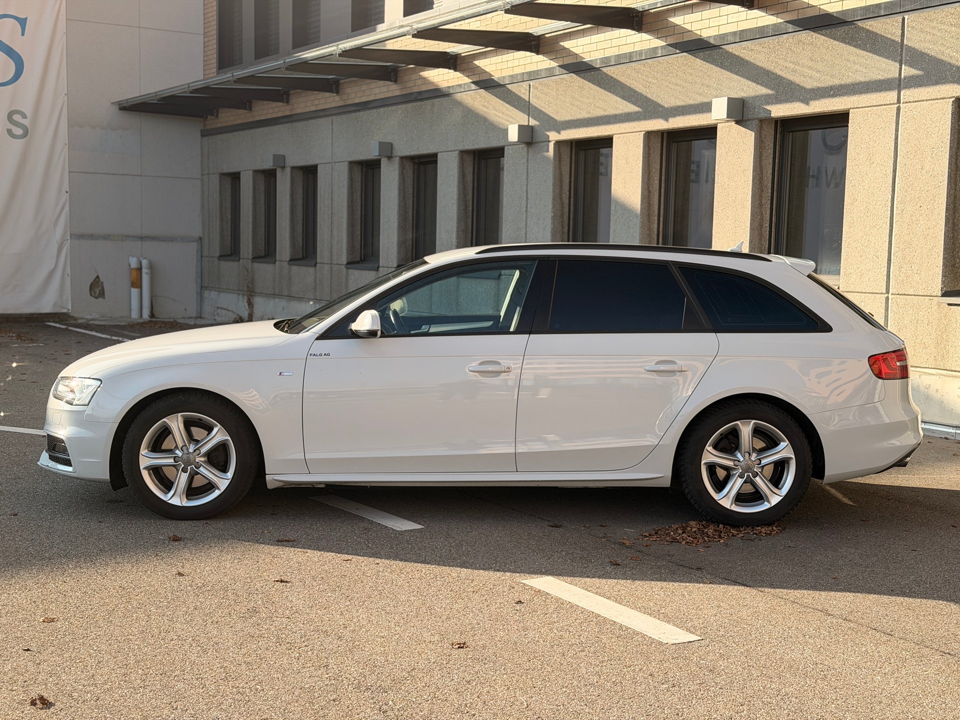 AUDI A4 Avant 2.0 TDI S-line-showroom-element-1