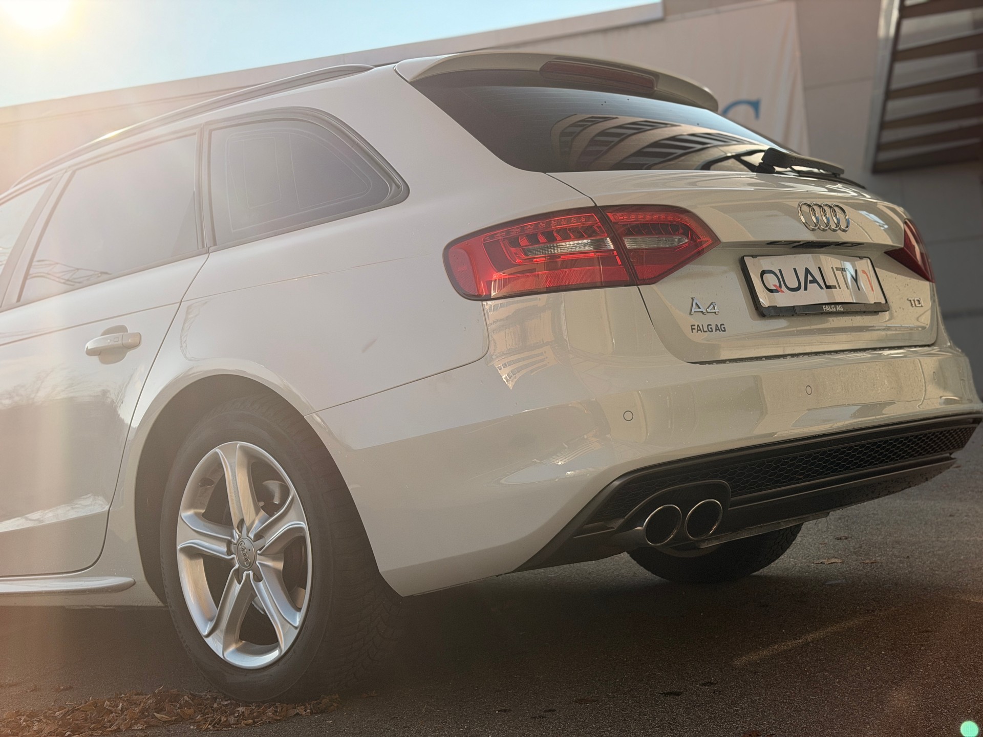 AUDI A4 Avant 2.0 TDI S-line-image-13