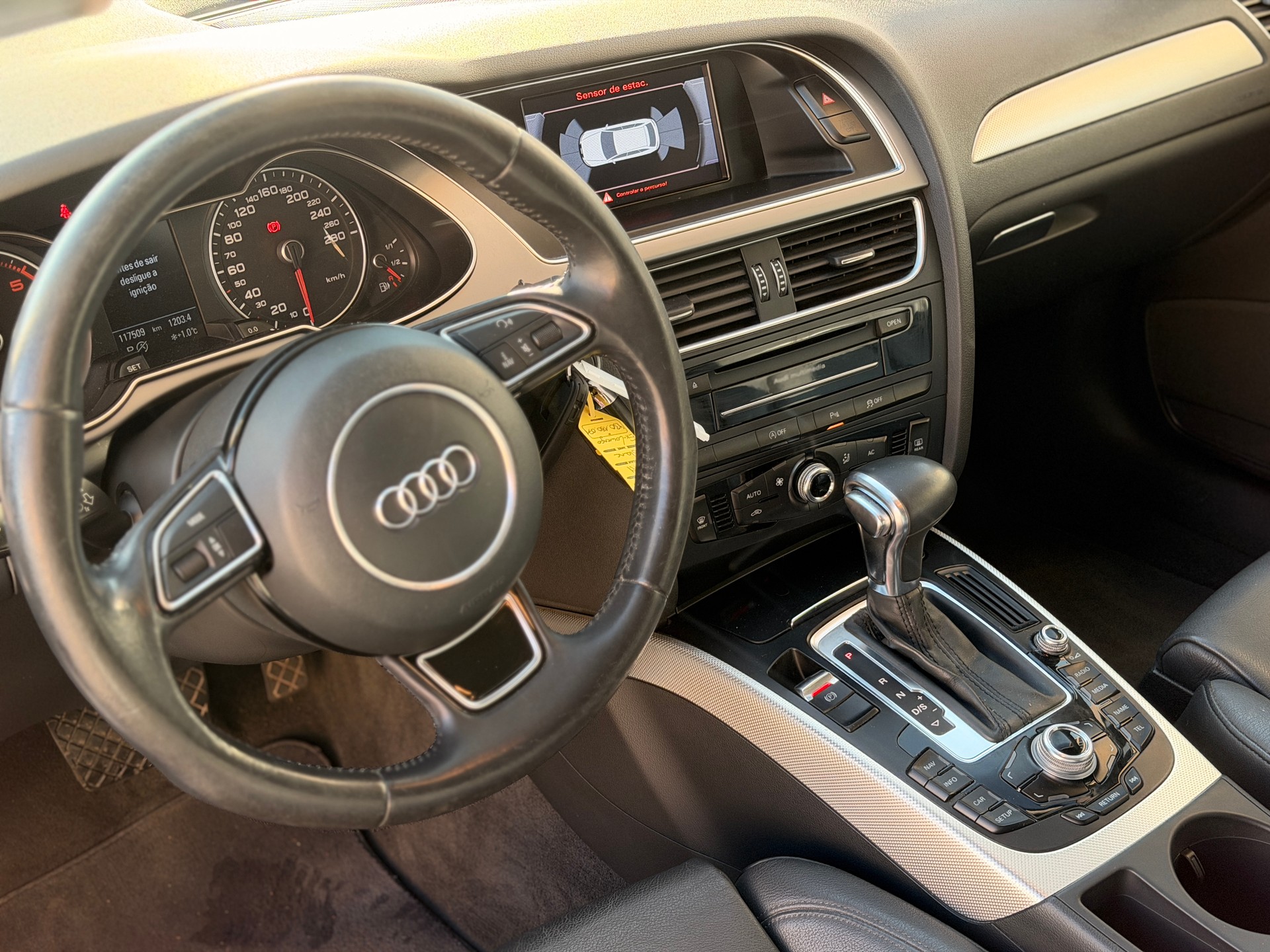 AUDI A4 Avant 2.0 TDI S-line-image-17
