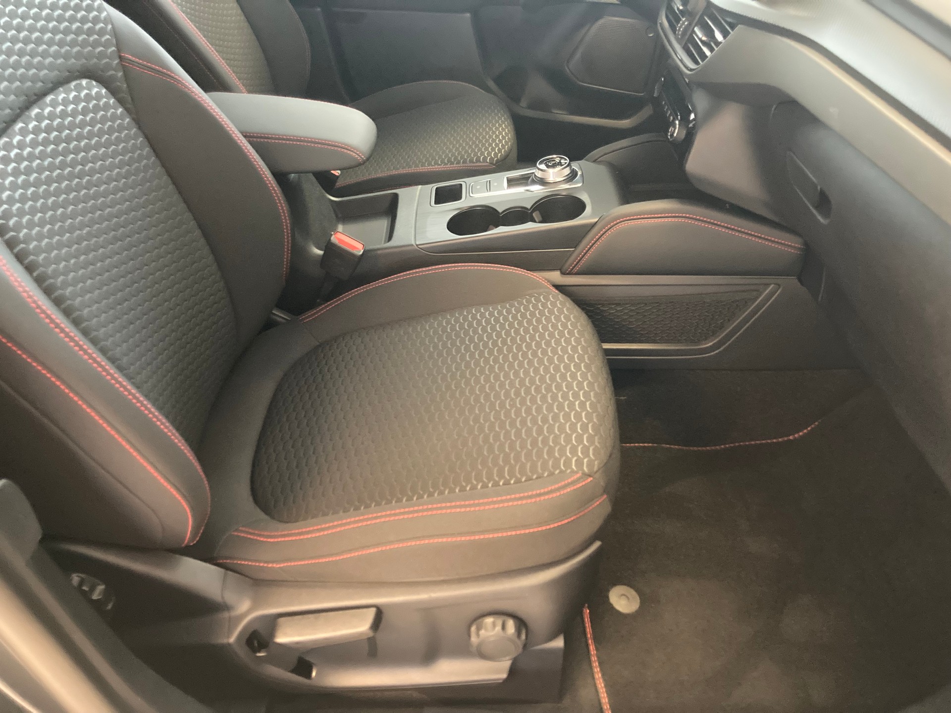 FORD Kuga 2.5 FHEV ST-Line 4WD-image-12
