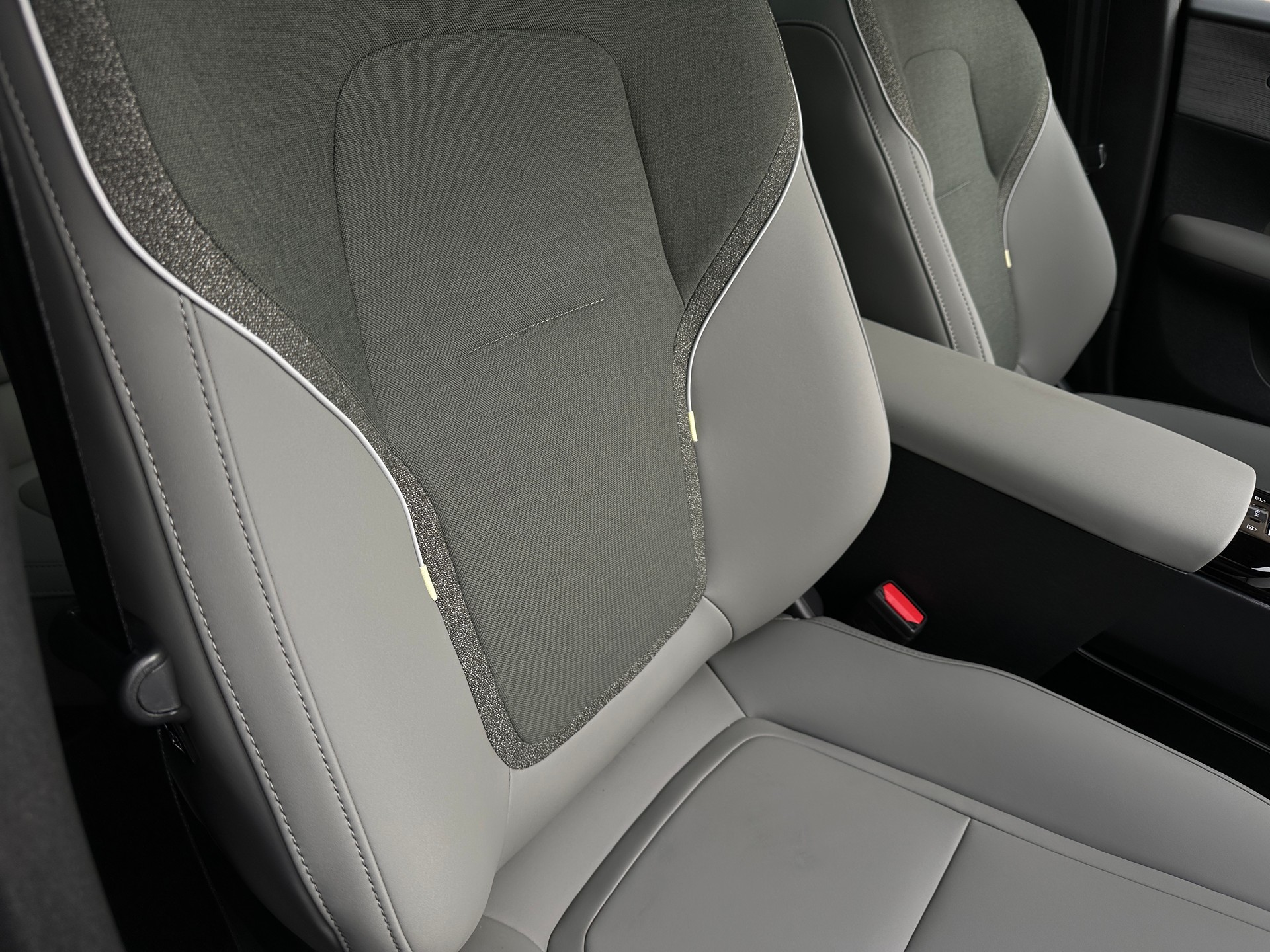VOLVO EX30 E60 69kWh Twin Ultra Performance-image-17
