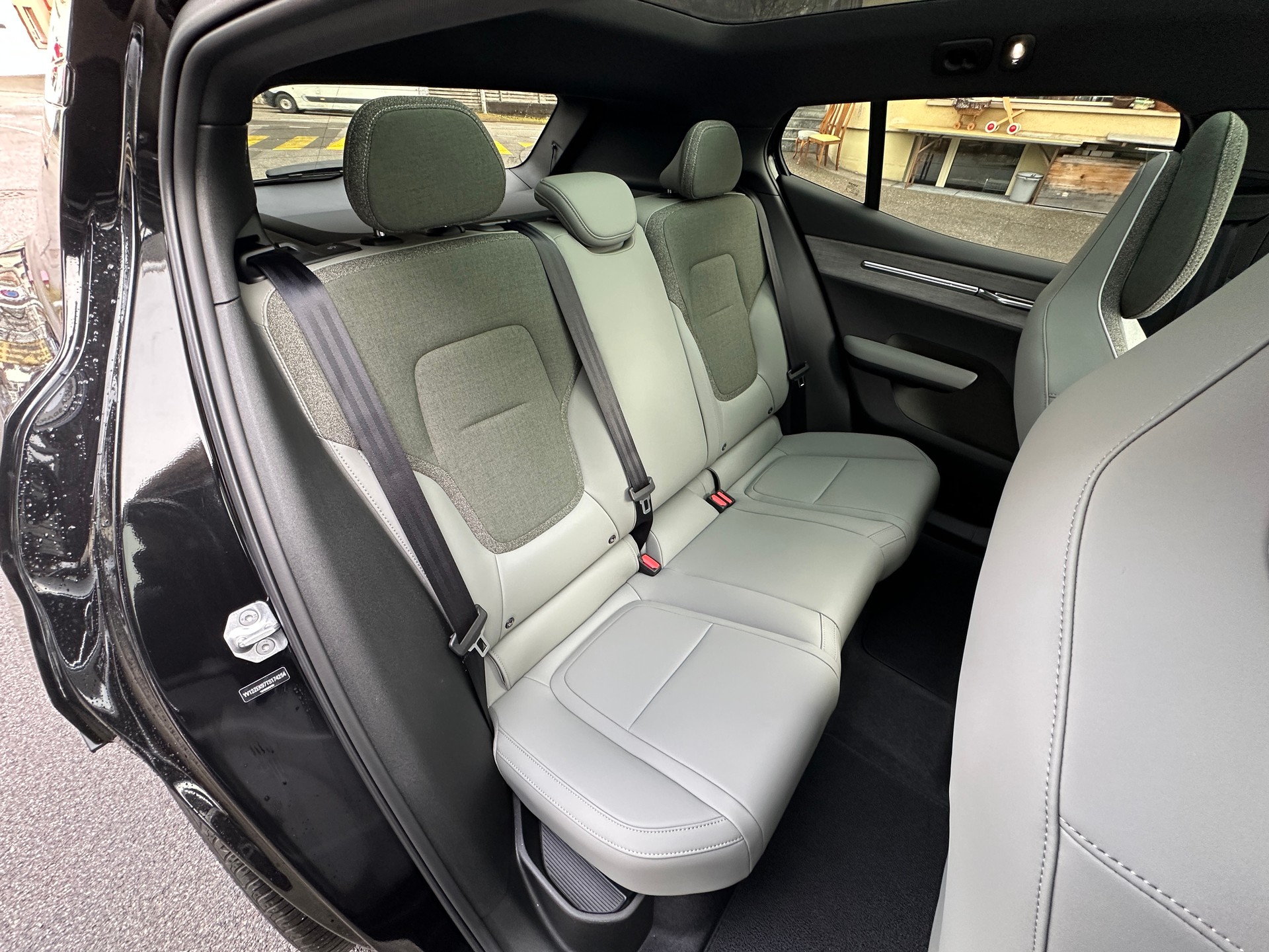 VOLVO EX30 E60 69kWh Twin Ultra Performance-image-12