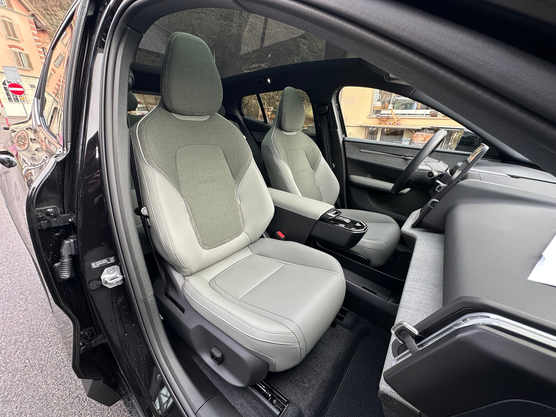 VOLVO EX30 E60 69kWh Twin Ultra Performance-image-11