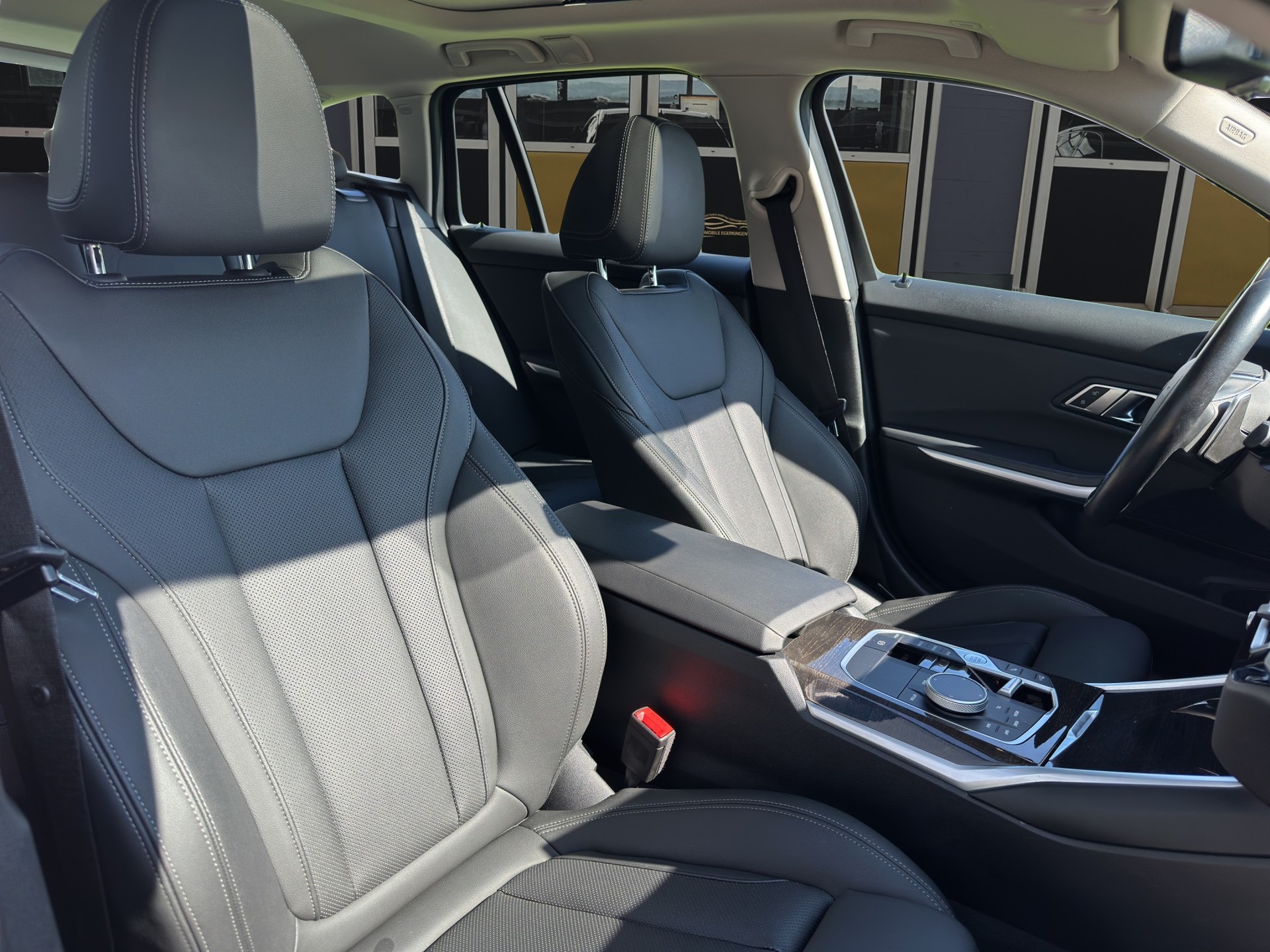 BMW 320d xDrive 48V Touring Steptronic-image-9