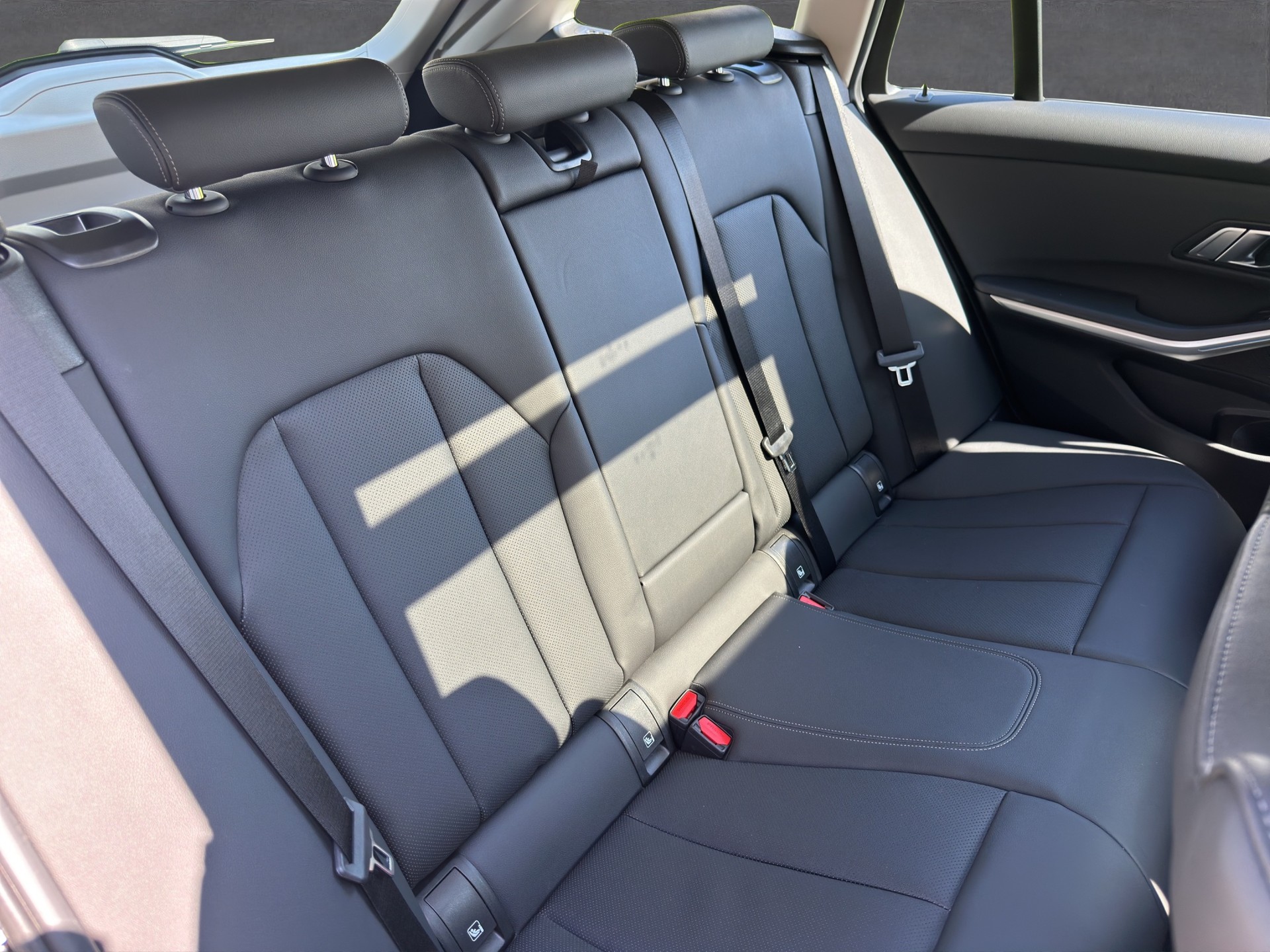 BMW 320d xDrive 48V Touring Steptronic-image-13