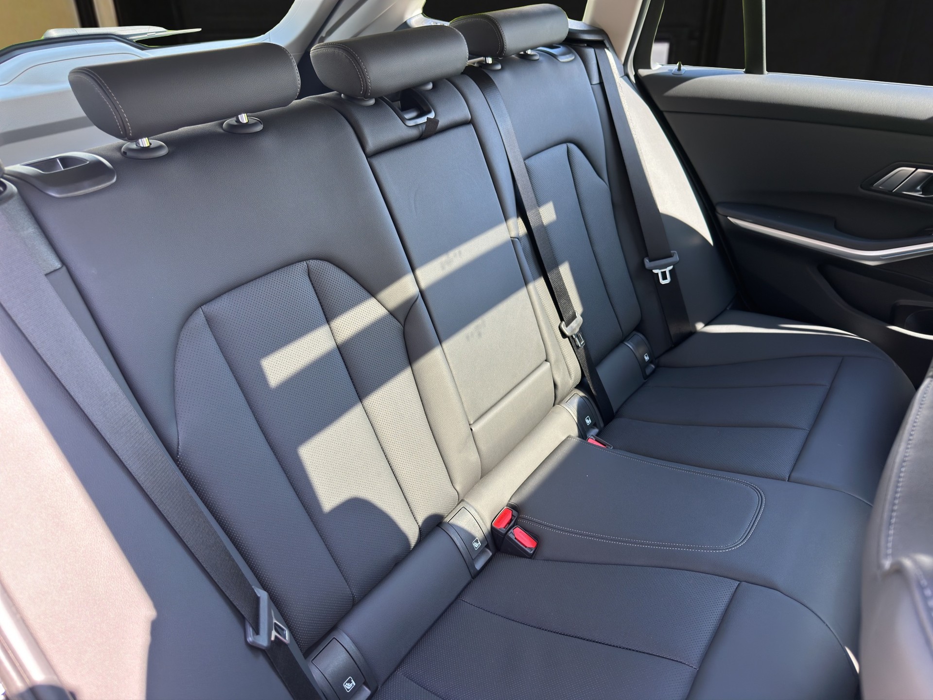 BMW 320d xDrive 48V Touring Steptronic-image-13