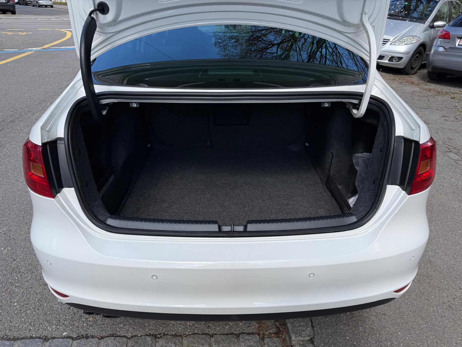 VW Jetta 2.0 TSI Highline DSG-image-11