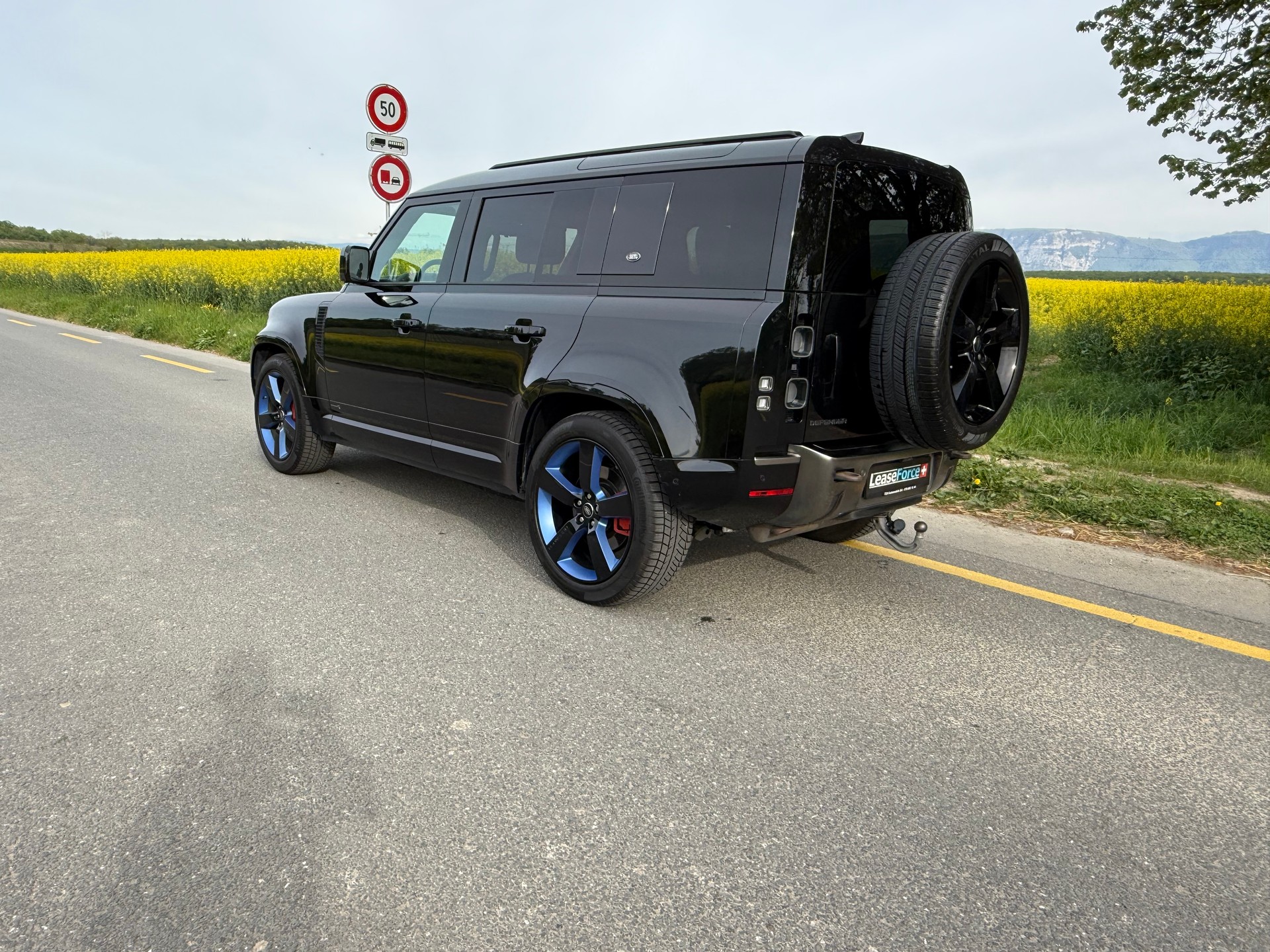 LAND ROVER Defender 110 P400 I6 X 3.0 AT8. 7 PLACE-image-4