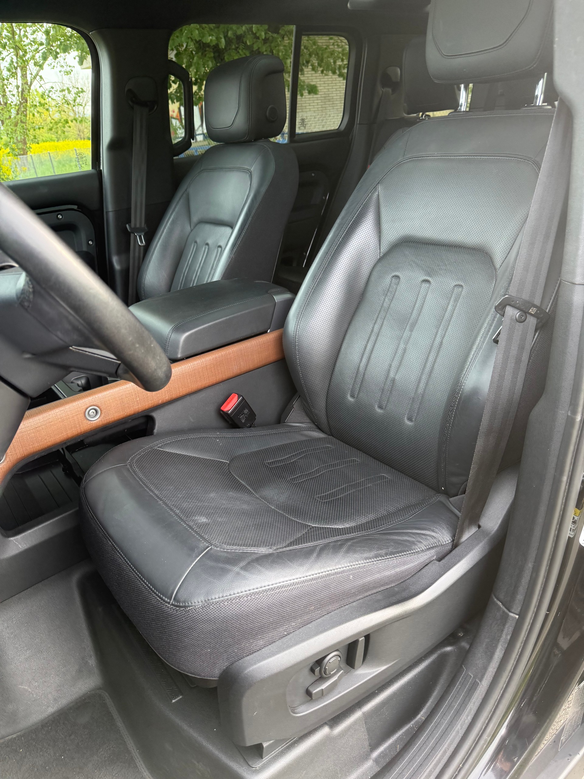 LAND ROVER Defender 110 P400 I6 X 3.0 AT8. 7 PLACE-image-11