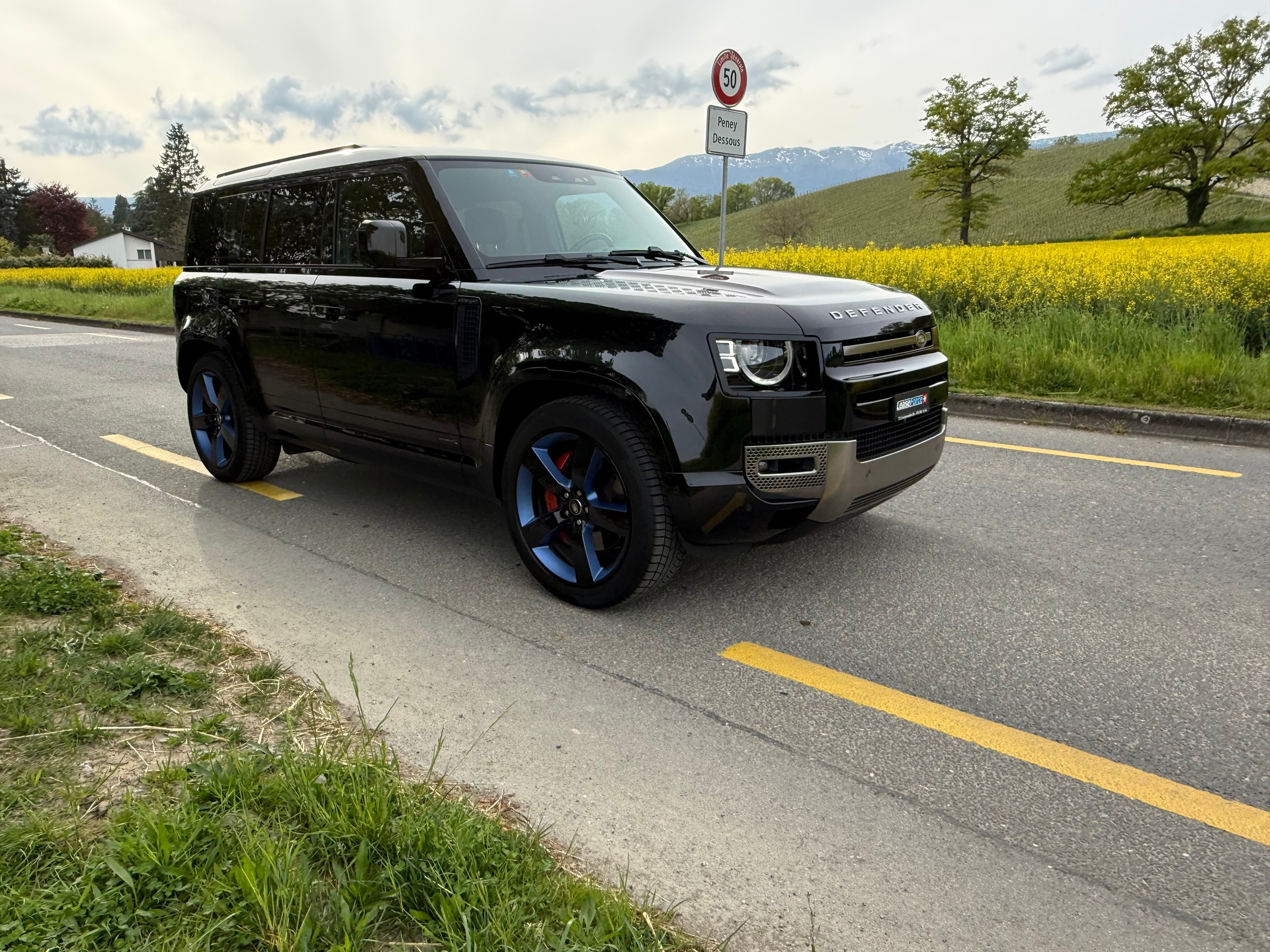 LAND ROVER Defender 110 P400 I6 X 3.0 AT8. 7 PLACE-image-0