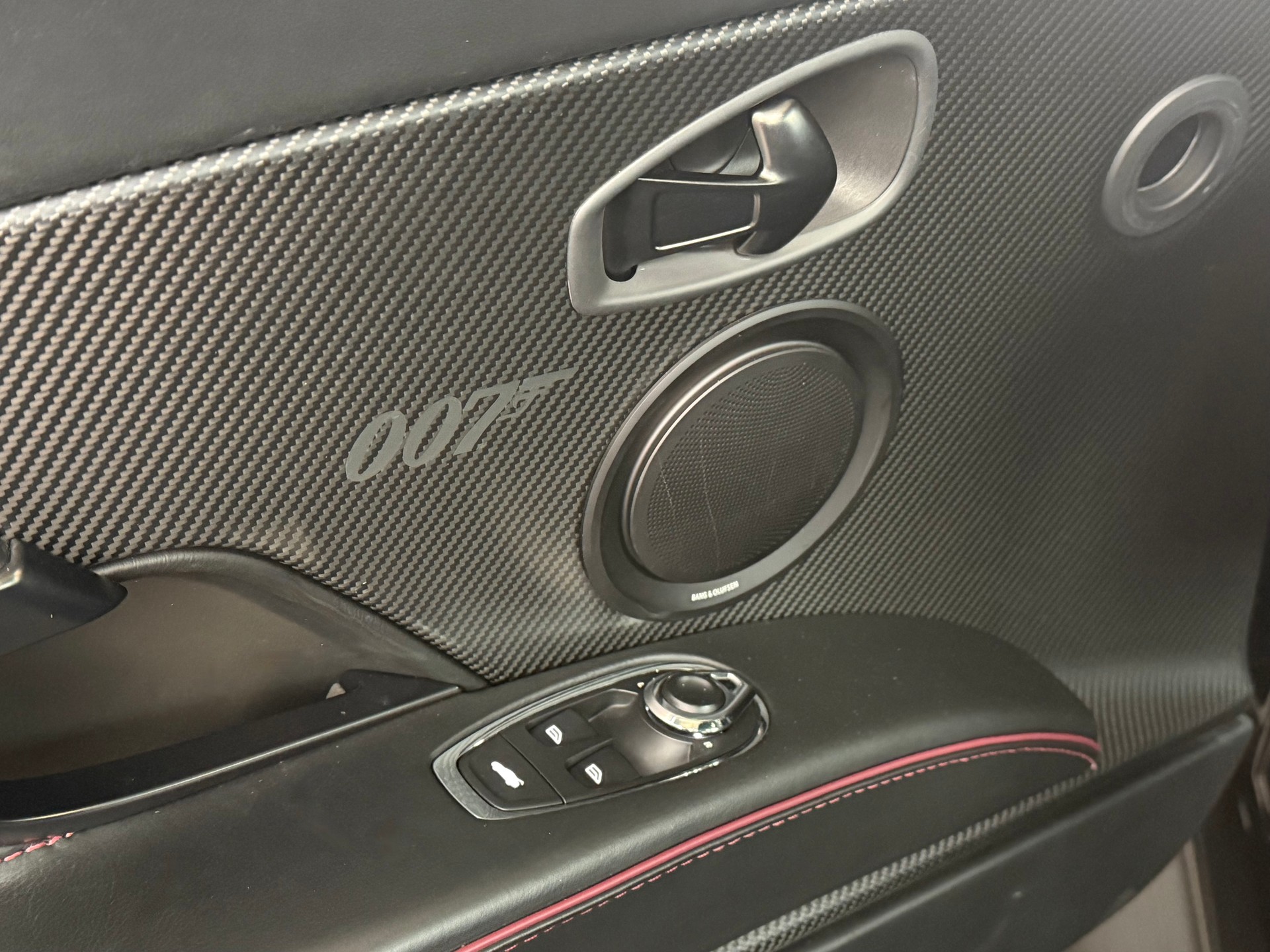 ASTON MARTIN DBS Coupé Superleggera Bond 007 Edition-image-12