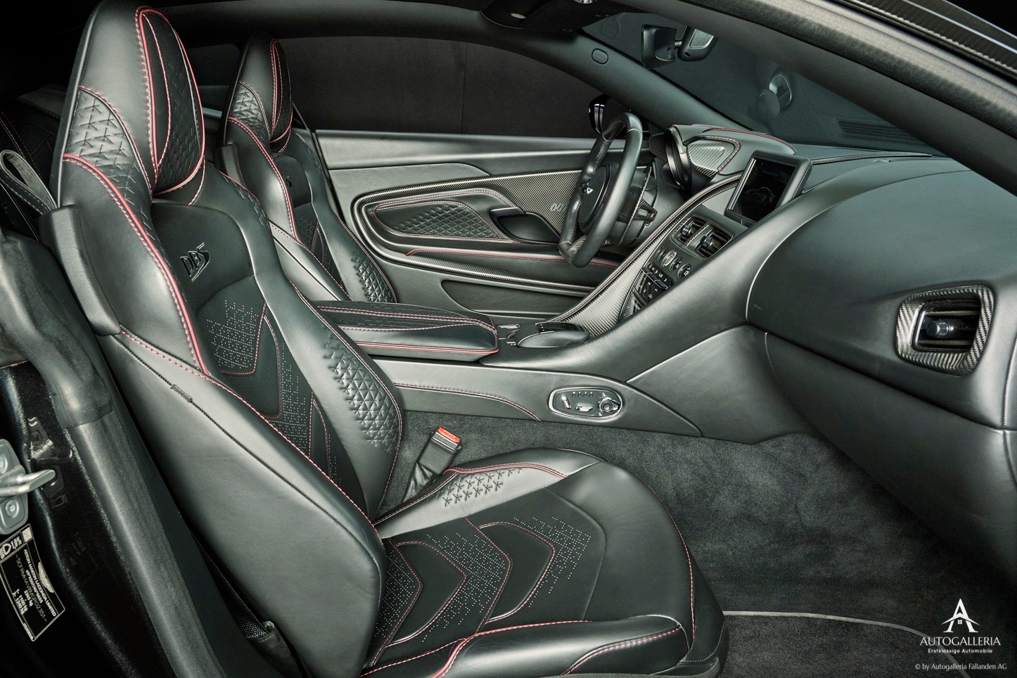 ASTON MARTIN DBS Coupé Superleggera Bond 007 Edition-image-9
