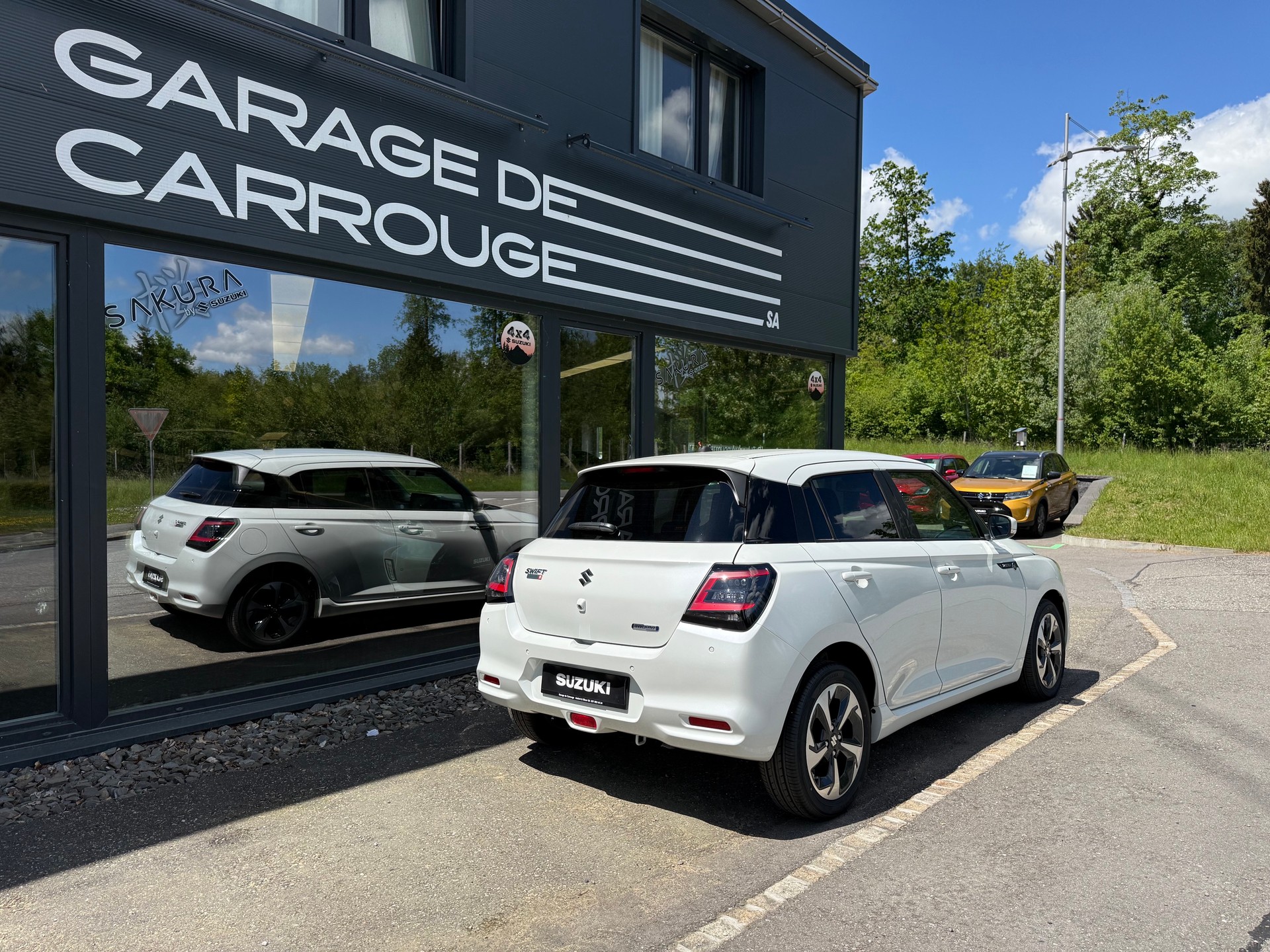 SUZUKI Swift 1.2 Sakura Top Hybrid CVT-image-5