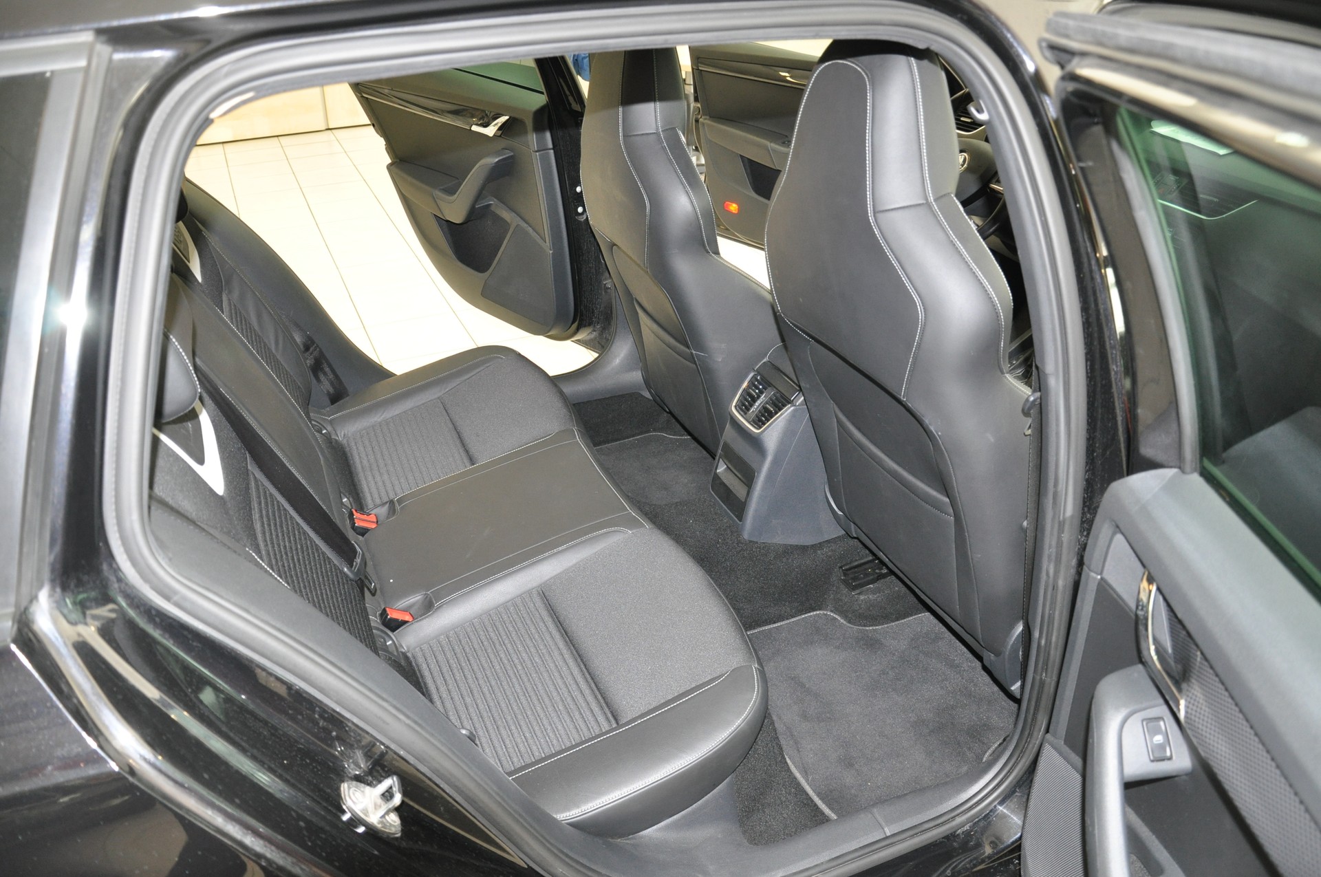 SKODA Octavia Combi 2.0 TSI RS DSG-image-13