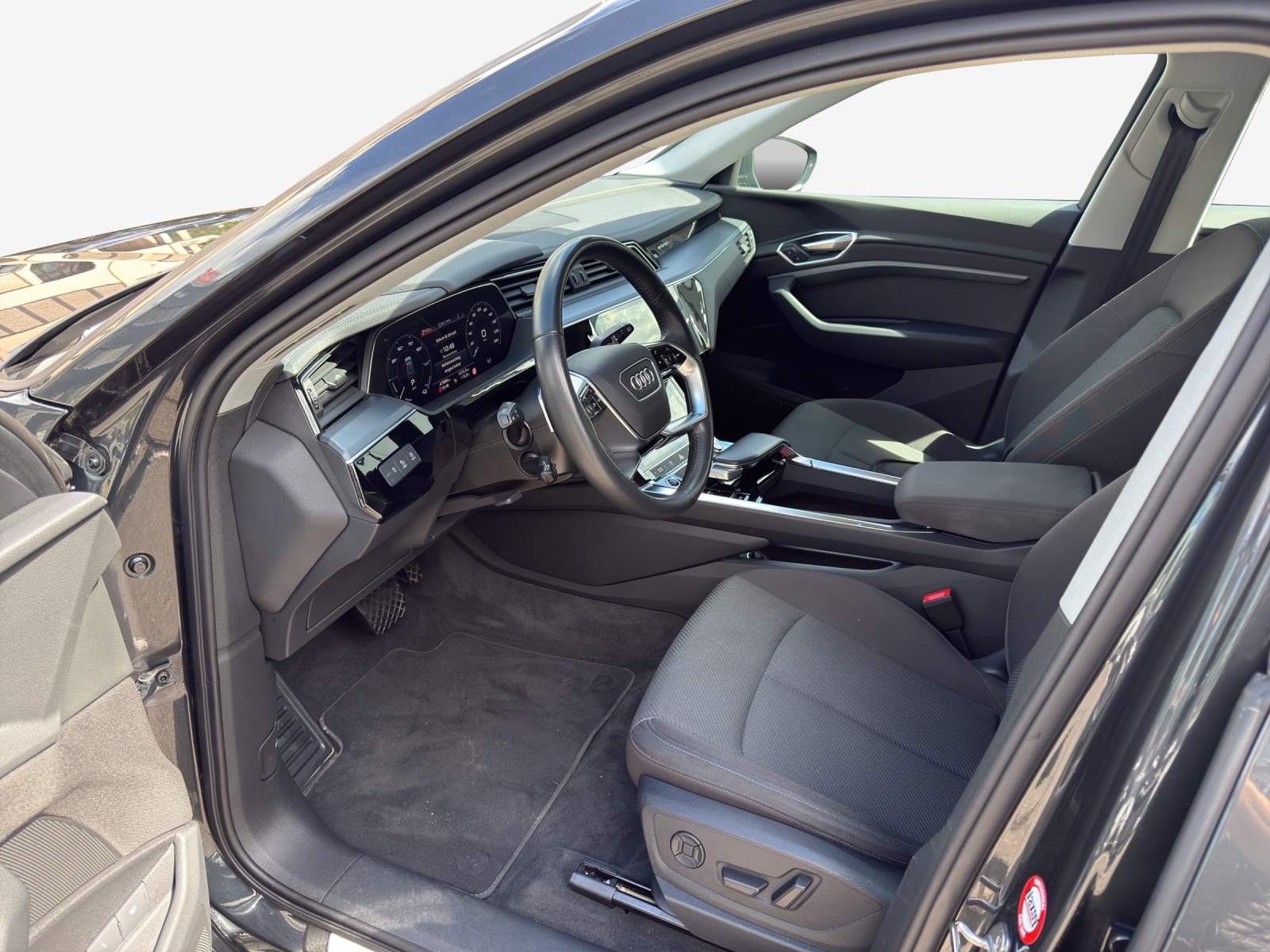 AUDI e-tron 50 quattro-image-8