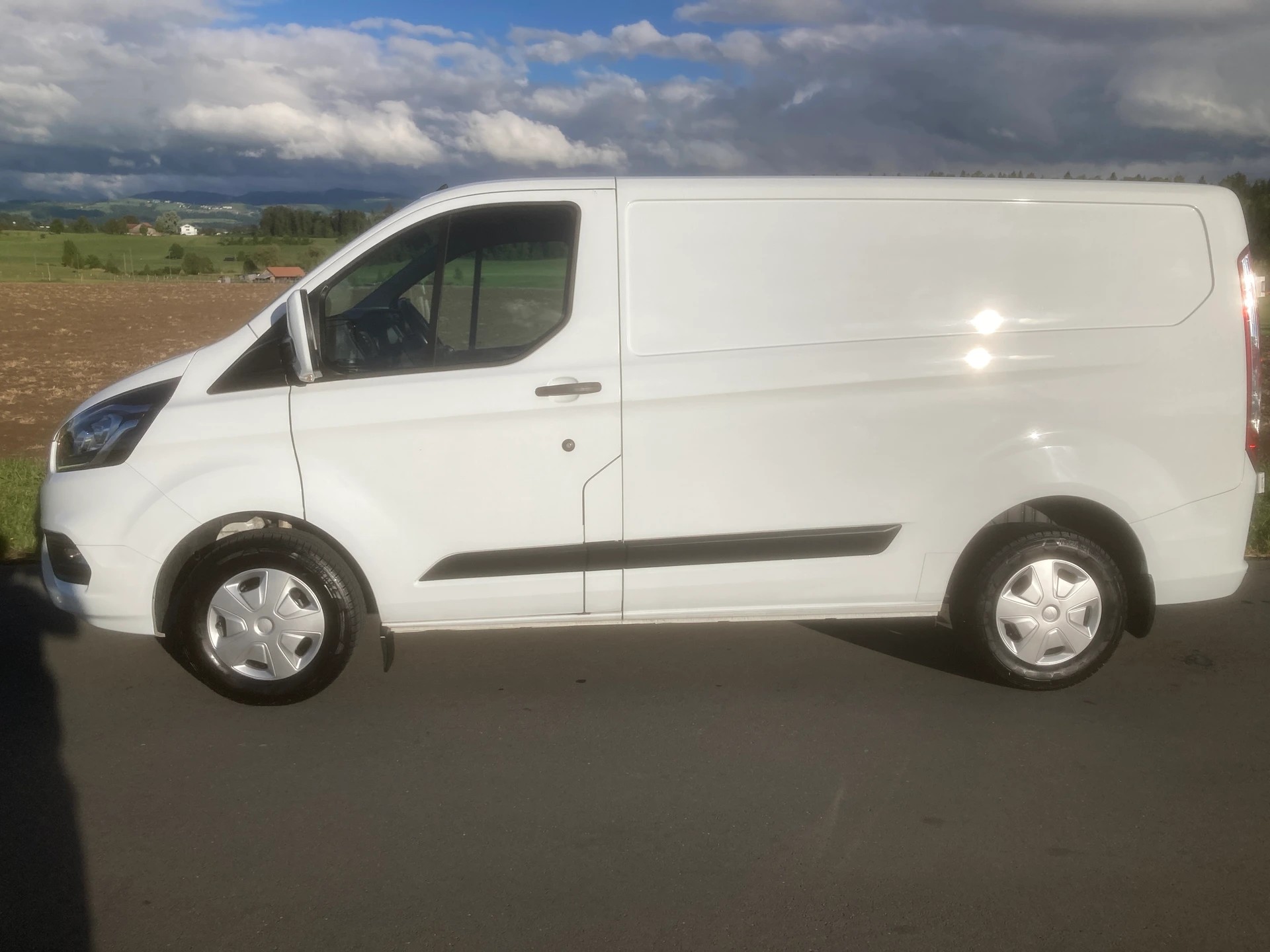 FORD Transit Custom Van 280 L1H1 Ambiente mit Anhängerkupplung-image-4