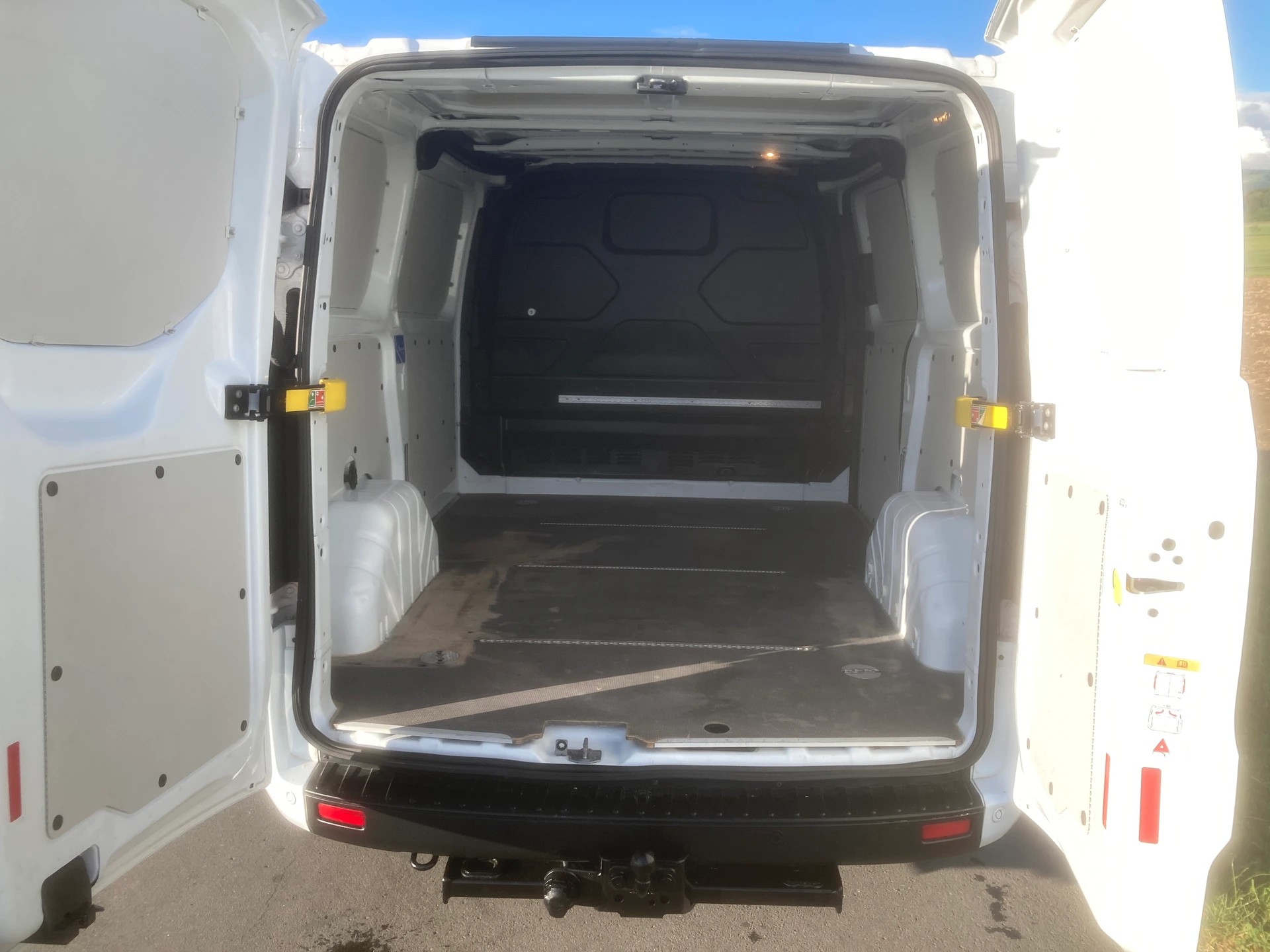 FORD Transit Custom Van 280 L1H1 Ambiente mit Anhängerkupplung-image-6