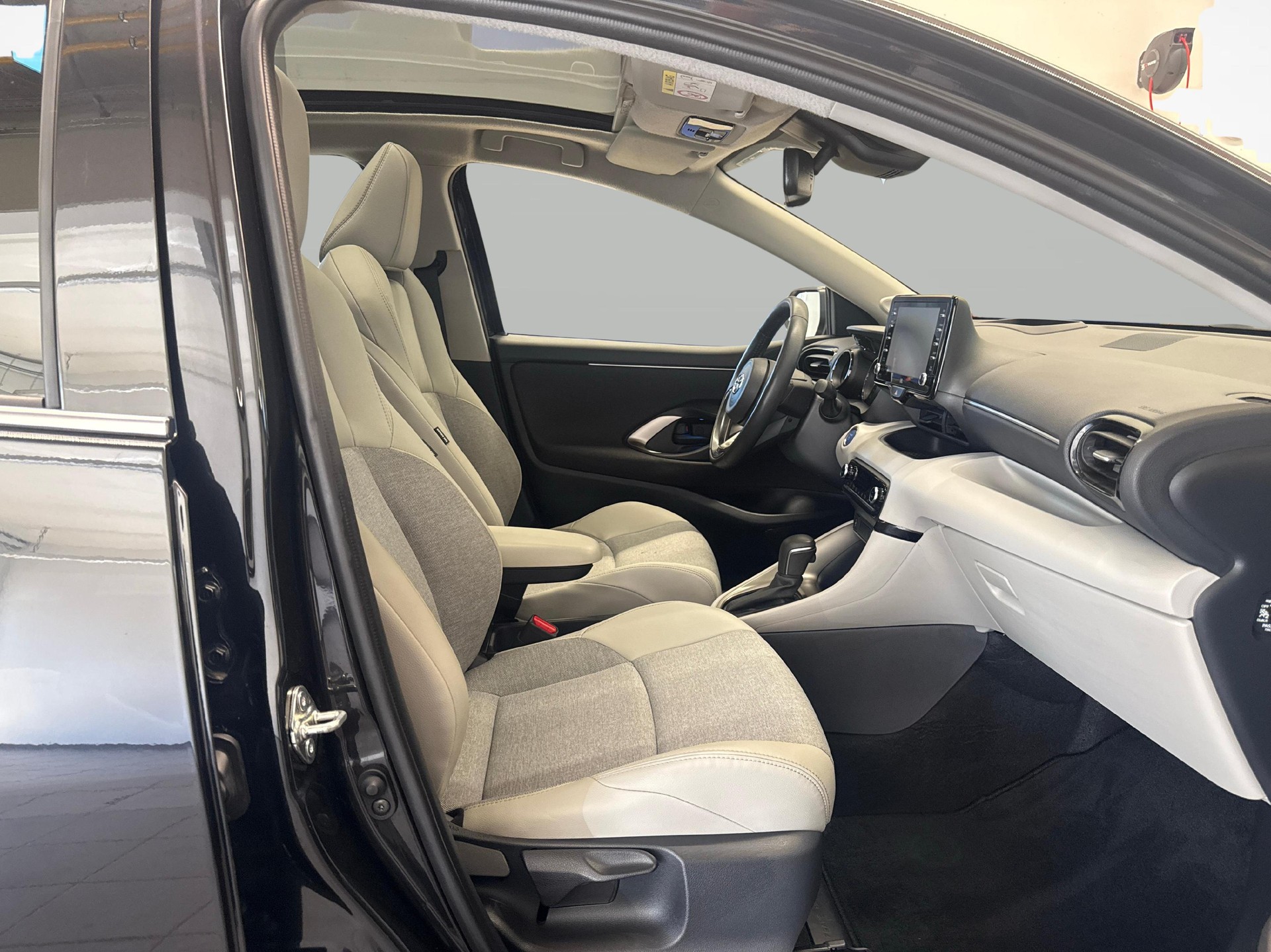 TOYOTA Yaris 1.5 VVT-i HSD Premium + Ruote invernali incluse-image-9