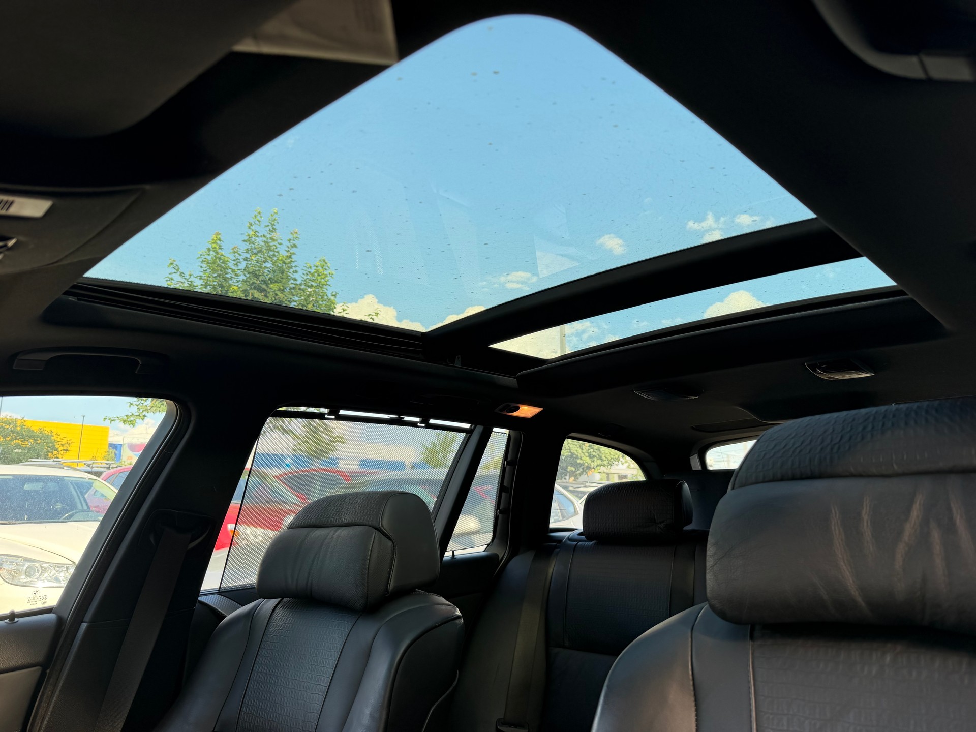 BMW 550i Touring-image-10