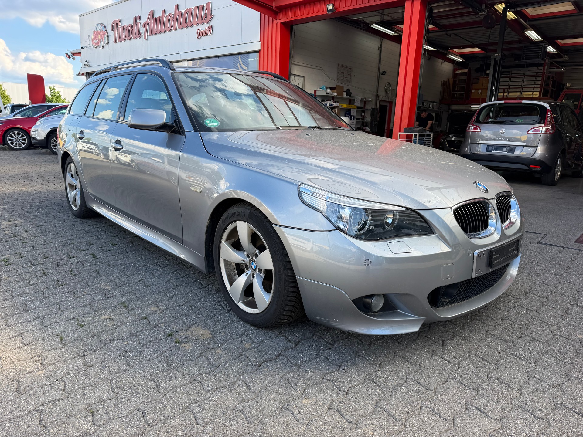 BMW 550i Touring-image-1