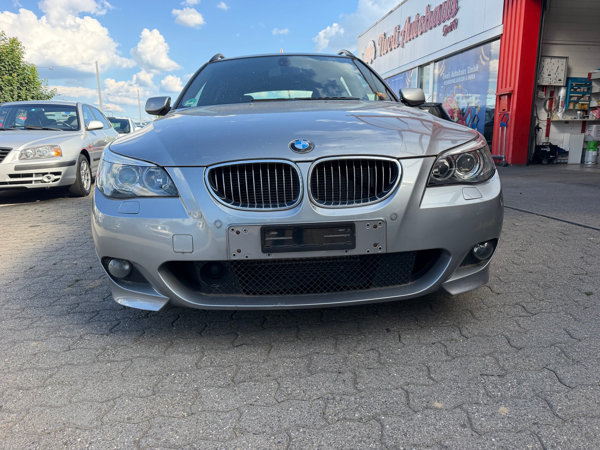 BMW 550i Touring-image-2