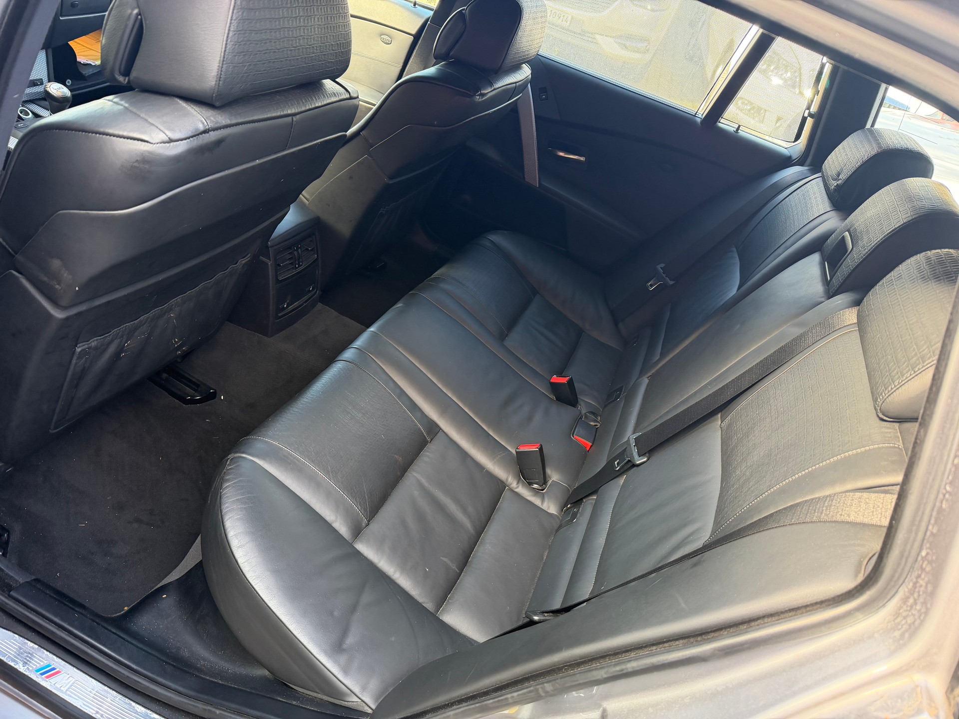 BMW 550i Touring-image-6