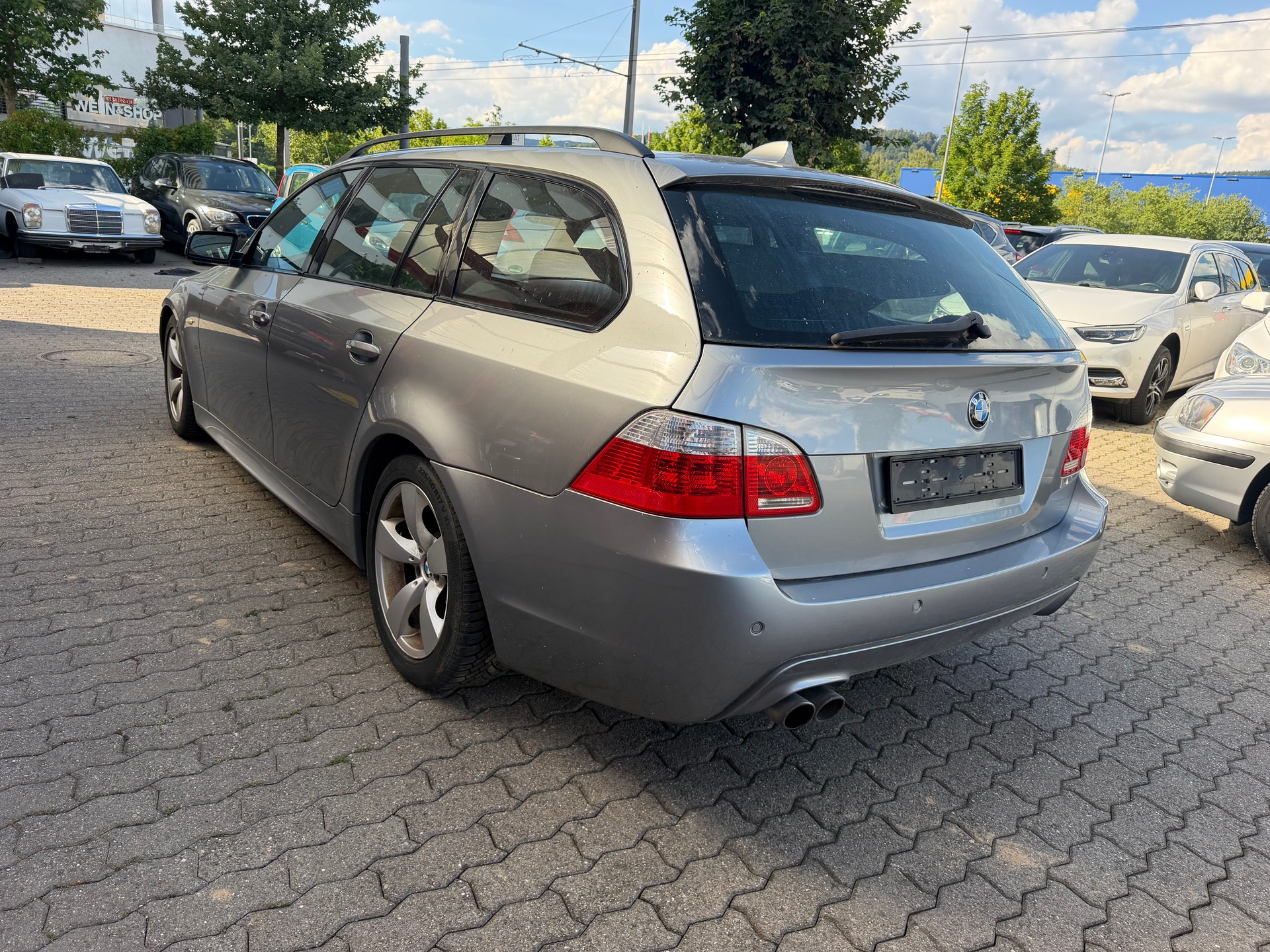 BMW 550i Touring-image-3