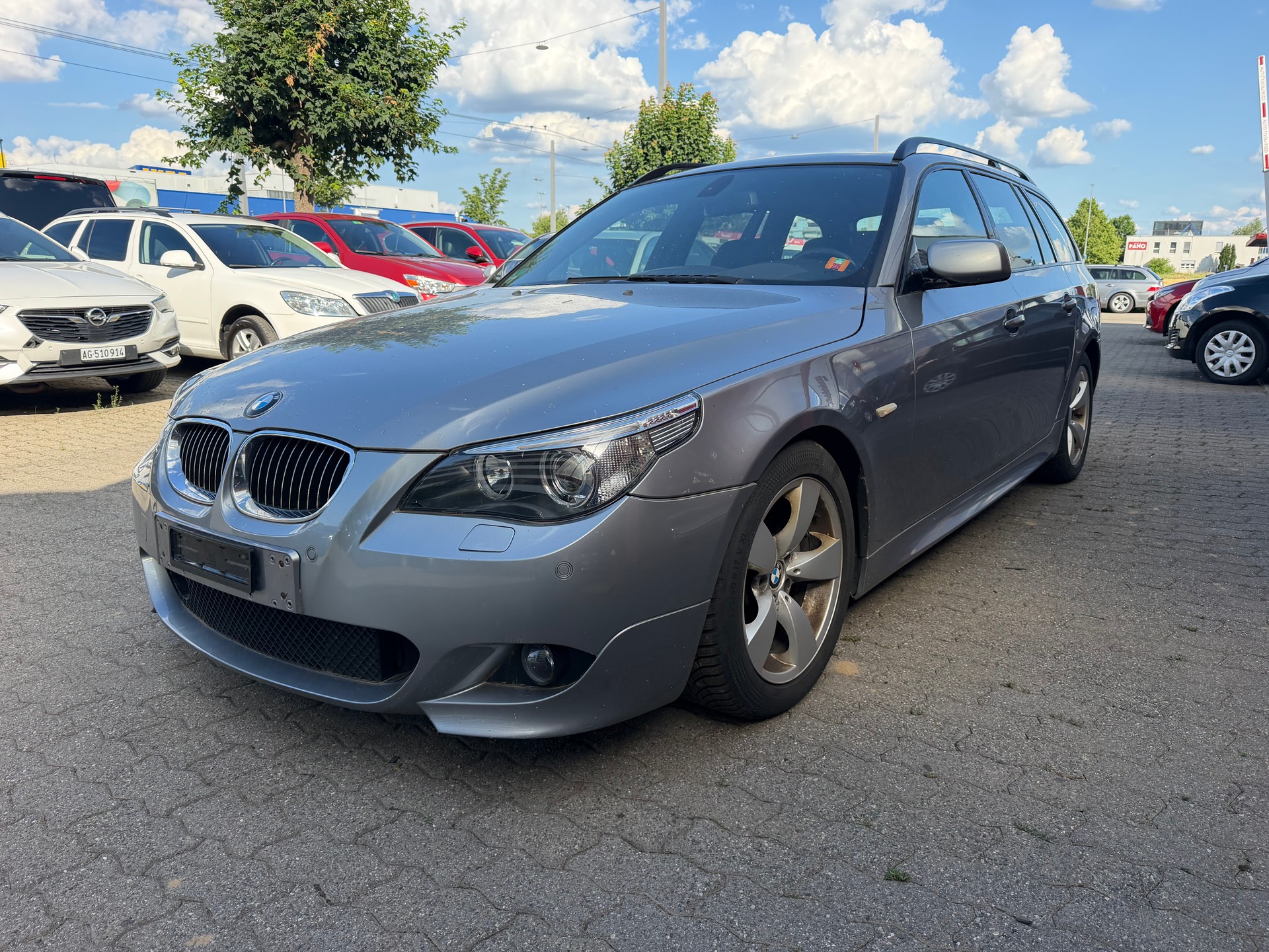 BMW 550i Touring-image-0