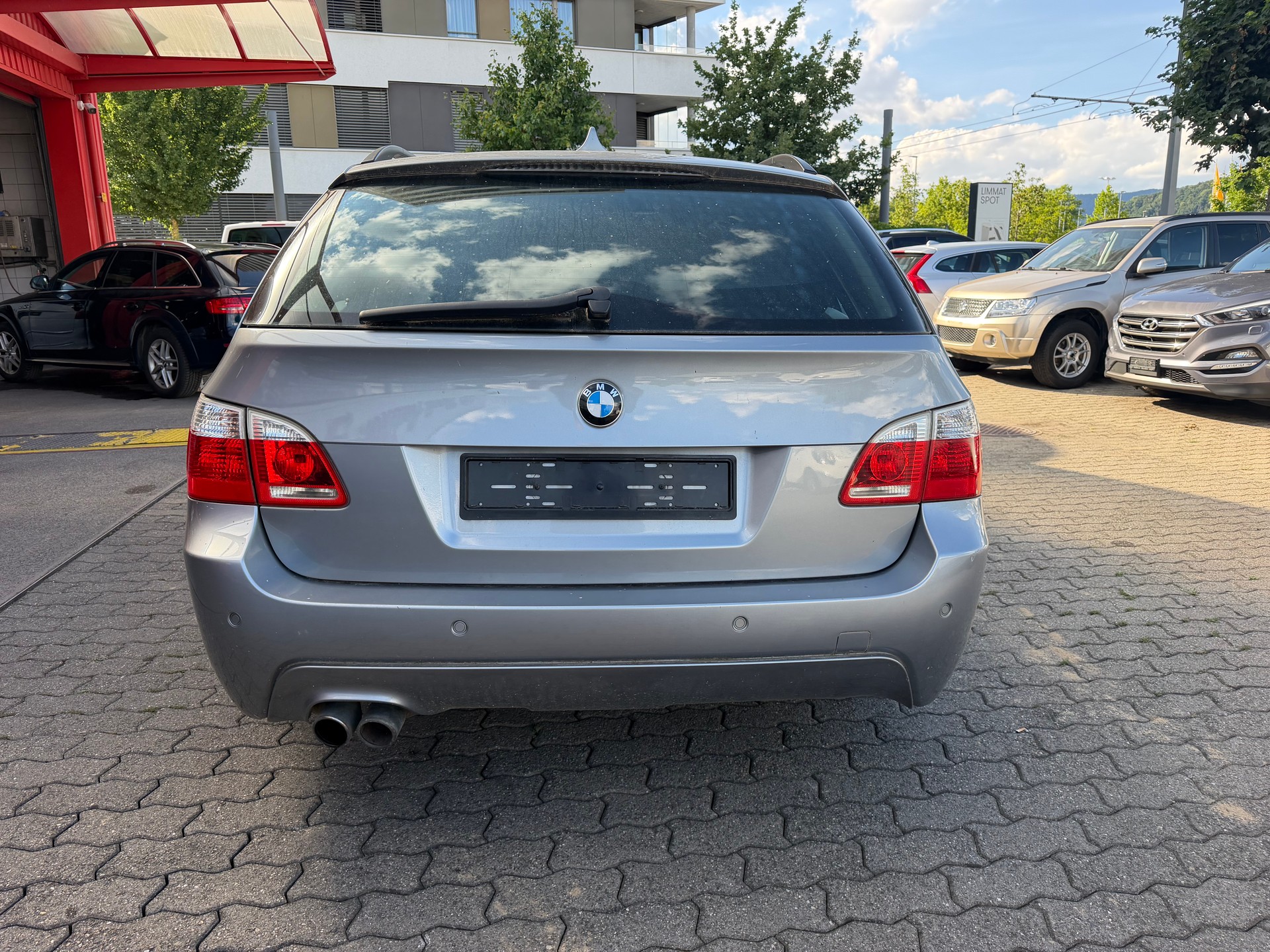 BMW 550i Touring-image-4