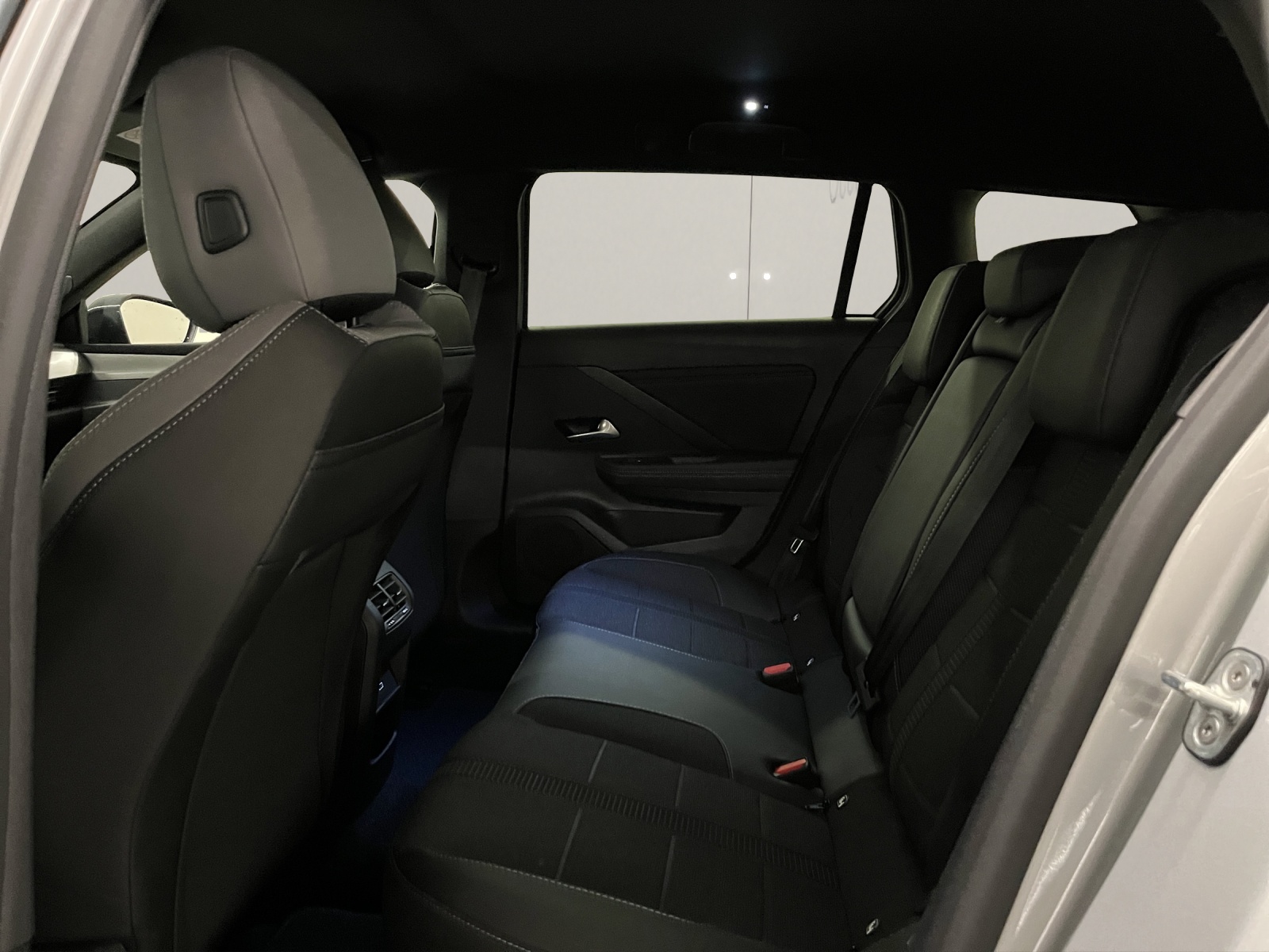 OPEL Astra Sports Tourer 1.2 T Hybrid Ultimate-image-13