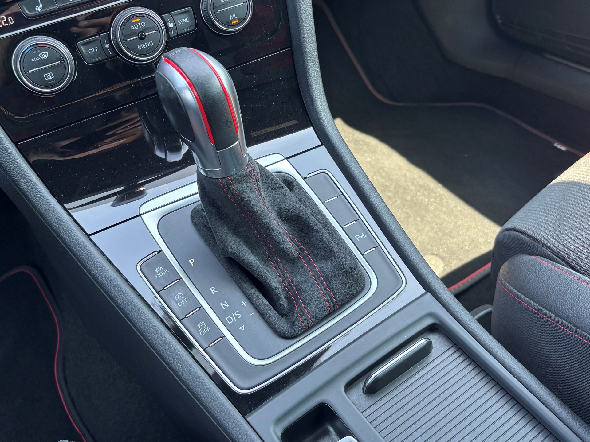 VW Golf 2.0 TSI GTI TCR DSG-image-9