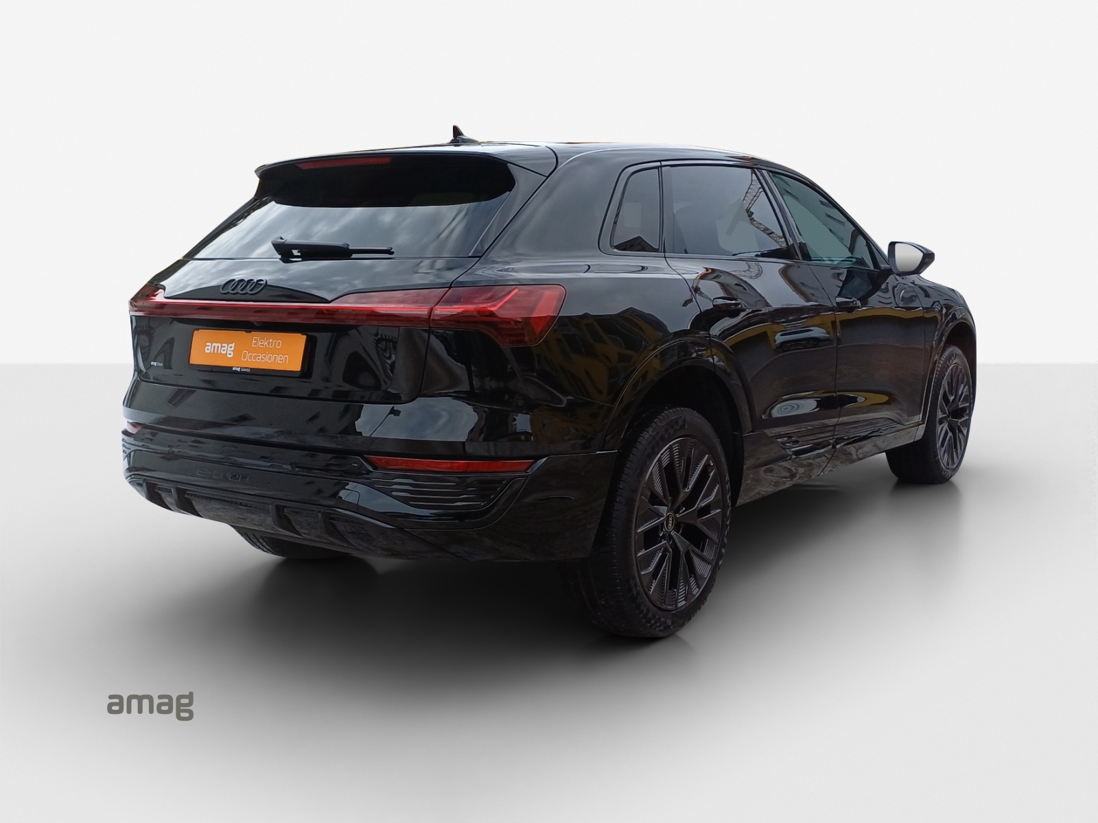 AUDI Q8 55 e-tron Black Edition quattro-image-4