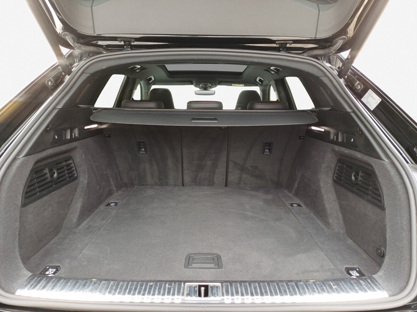 AUDI Q8 55 e-tron Black Edition quattro-image-12