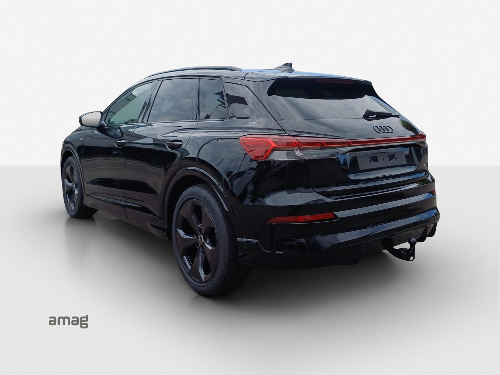 AUDI Q4 e-tron SUV quattro performance Swiss Ski-image-3