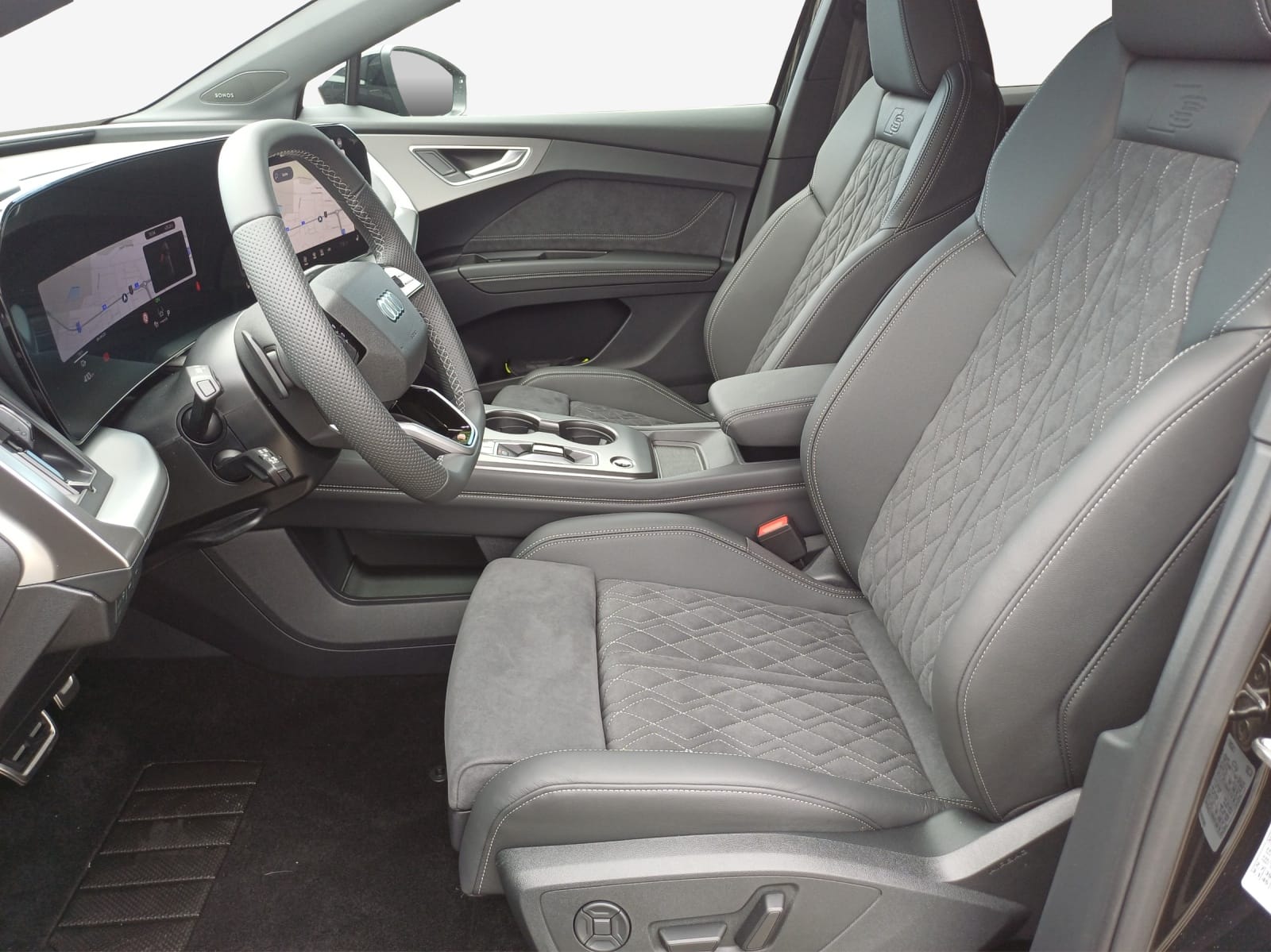 AUDI Q4 e-tron SUV quattro performance Swiss Ski-image-7