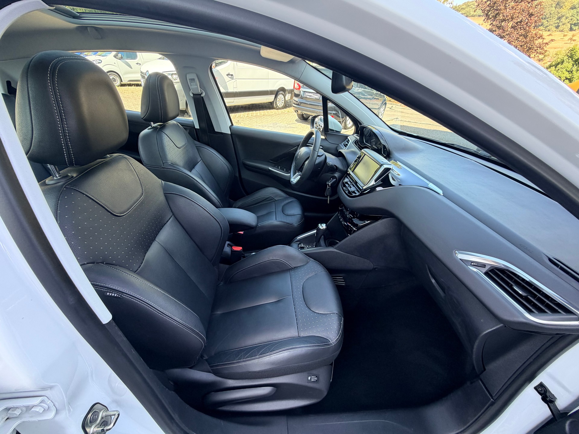PEUGEOT 208 1.6 VTI Allure Automatik-image-8