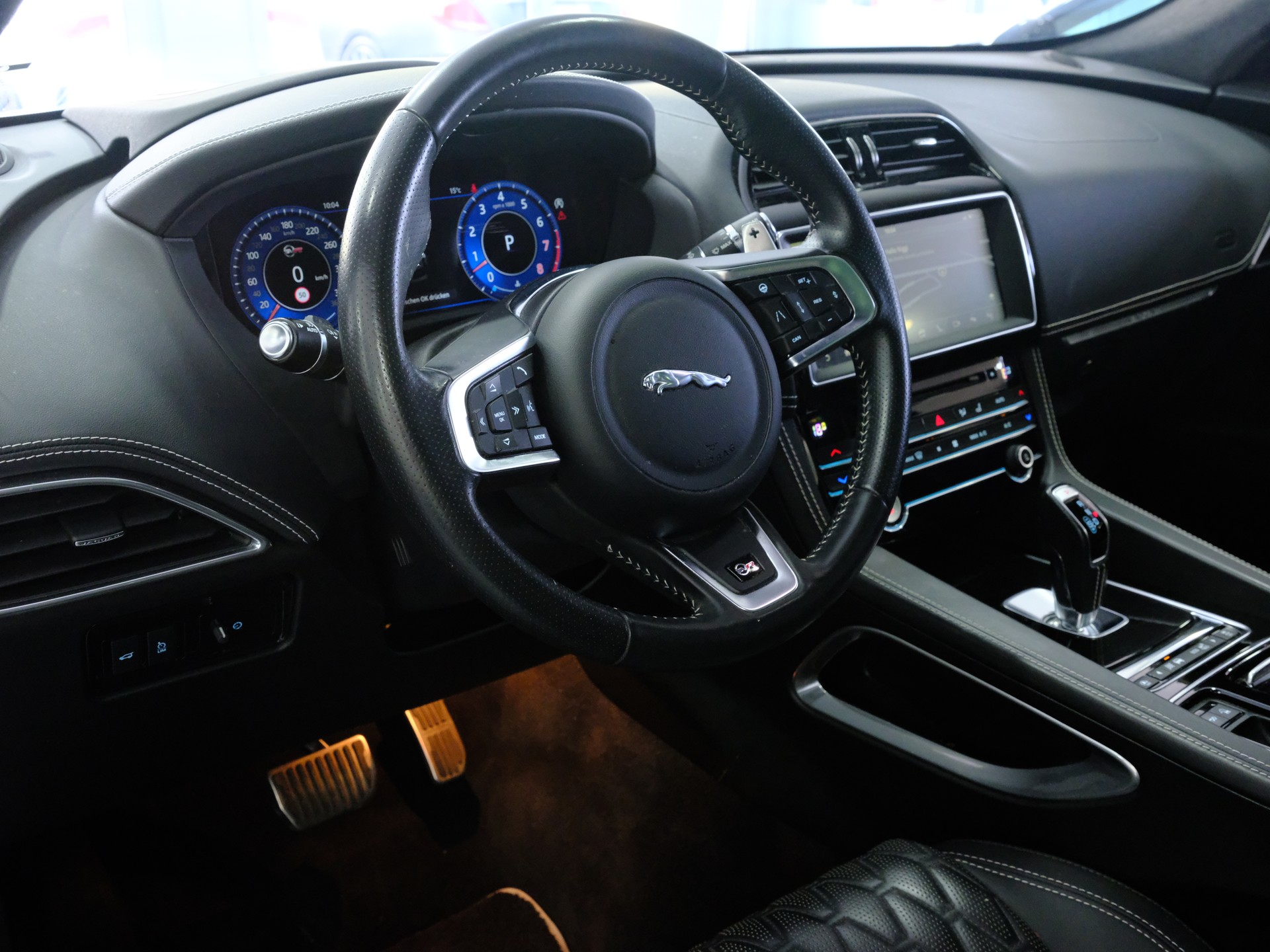 JAGUAR F-Pace 5.0 V8 SVR AWD Automatik-image-8